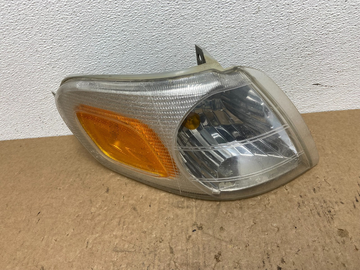 1997 - 2005 Pontiac Montana Venture Front Right Passenger Turn Signal AC1522 DG0