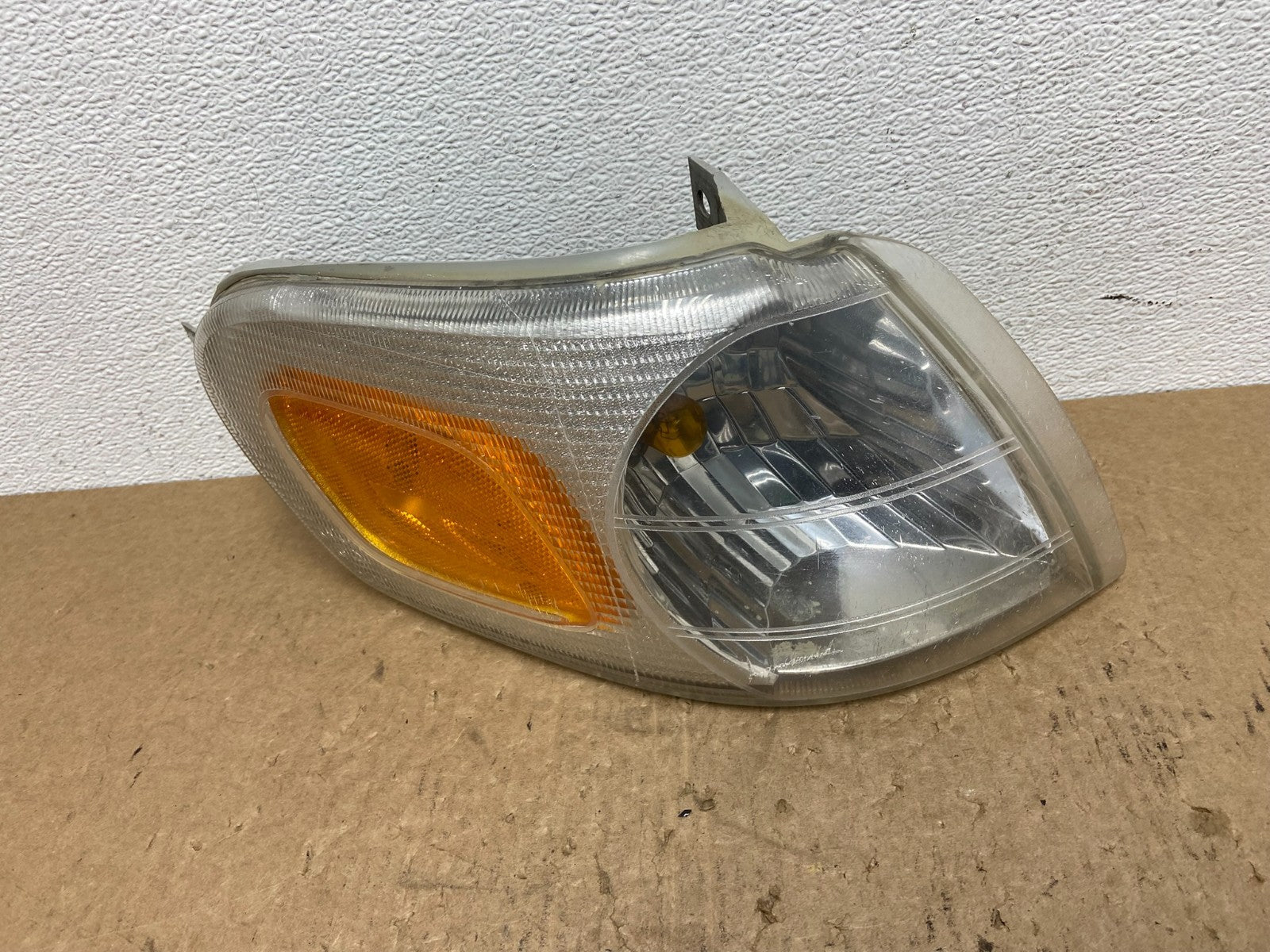 1997 - 2005 Pontiac Montana Venture Front Right Passenger Turn Signal AC1522 DG0