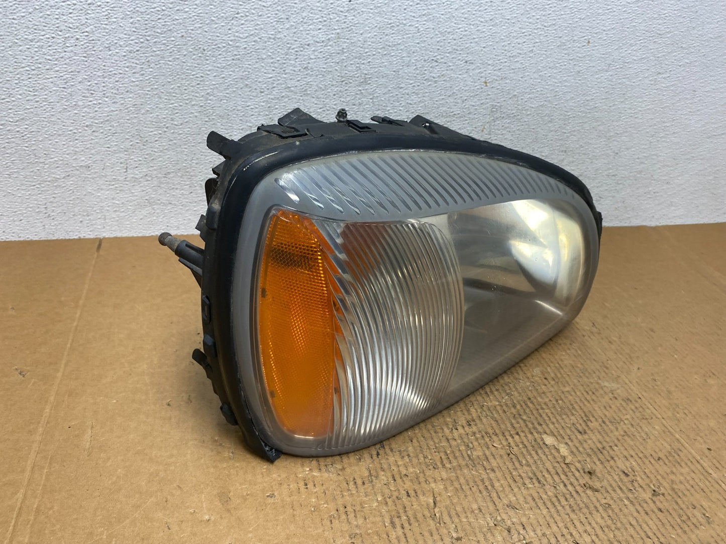 2000 to 2005 Cadillac Deville Right Passenger RH Side Headlight AE1417 DW2