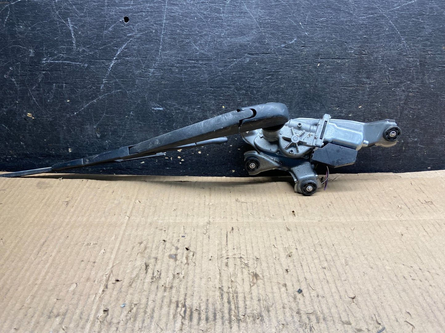 2009 to 2012 Toyota Matrix Rear Wiper Windshield Motor OEM Y1524 DG0