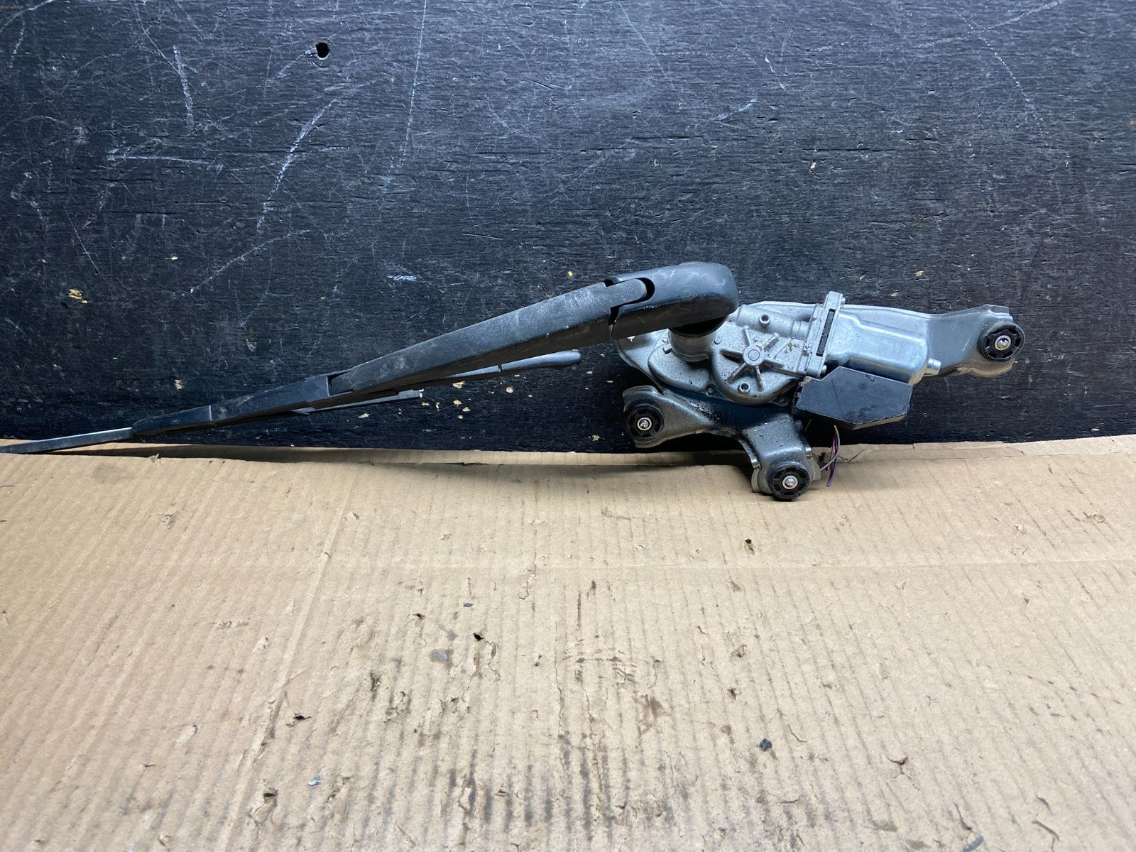 2009 to 2012 Toyota Matrix Rear Wiper Windshield Motor OEM Y1524 DG0