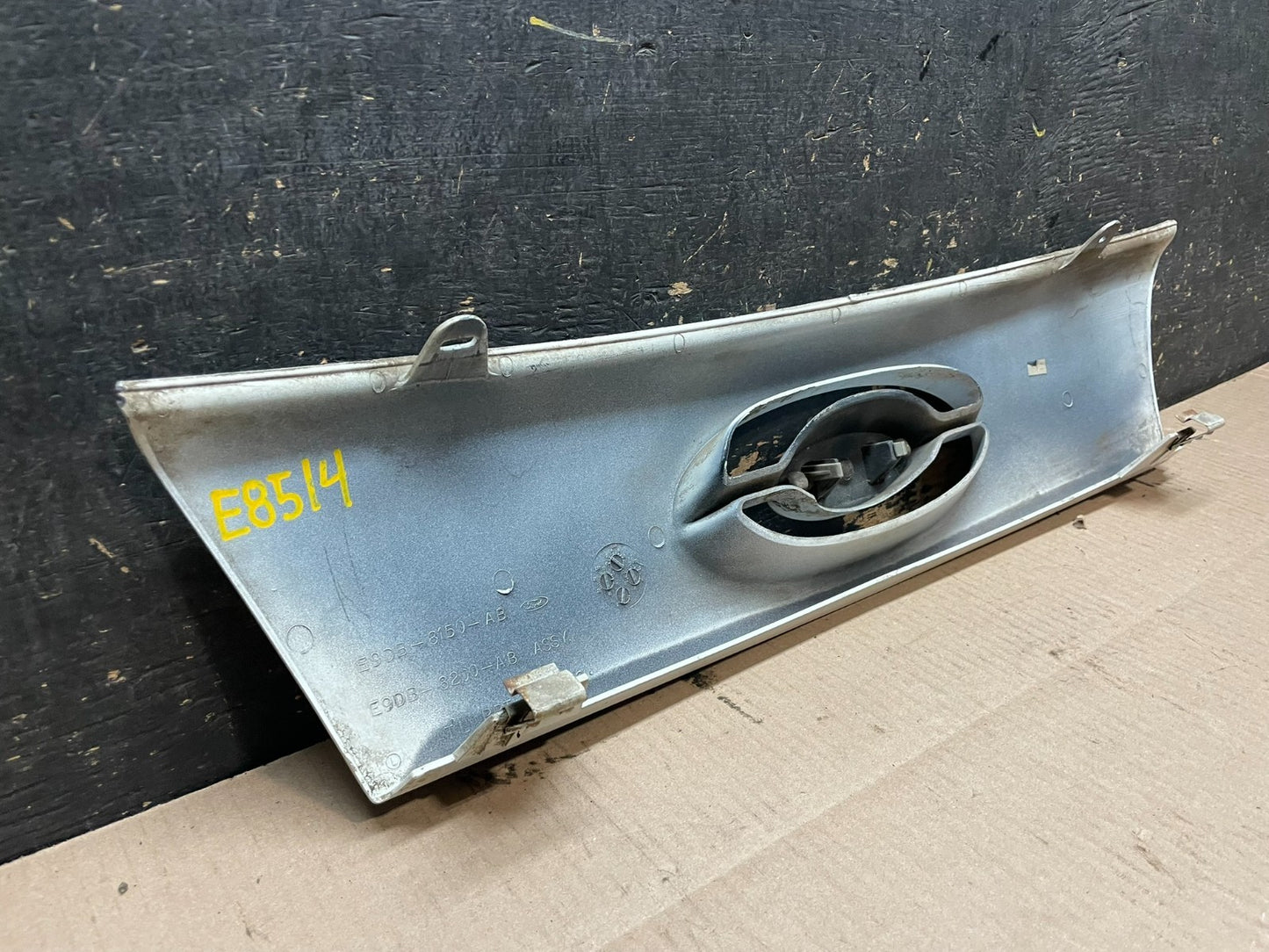 1986 to 1988 Ford Taurus Rear Trunk Lift Gate Tail Gate Molding  Z8413 DG6