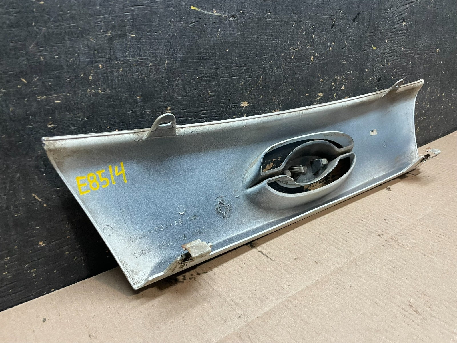 1986 to 1988 Ford Taurus Rear Trunk Lift Gate Tail Gate Molding  Z8413 DG6