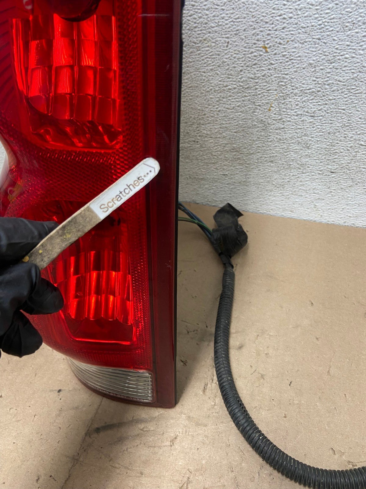 2002 to 2006 Chevrolet Avalanche Left Driver LH Tail Light AG5302 LK4