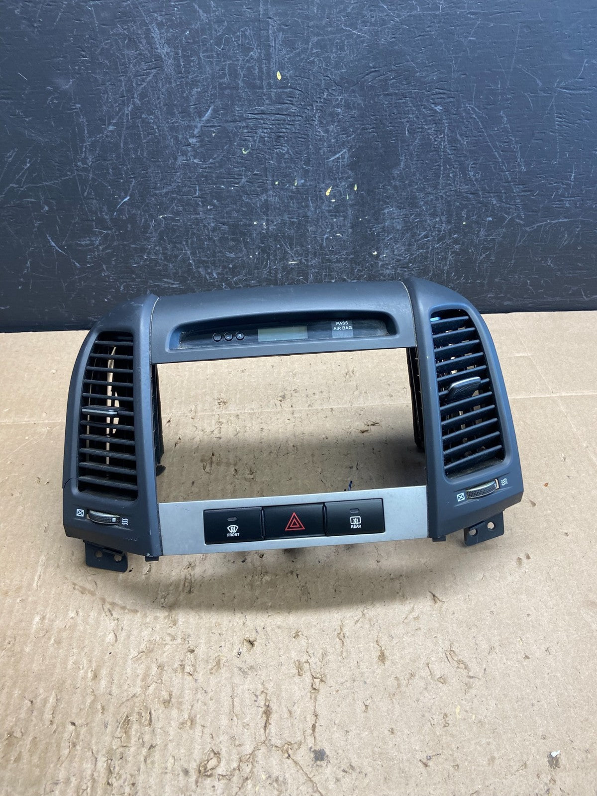 2007 to 2009 Hyundai Santa Fe Center Dashboard Radio Bezel Trim ac9234 DG0
