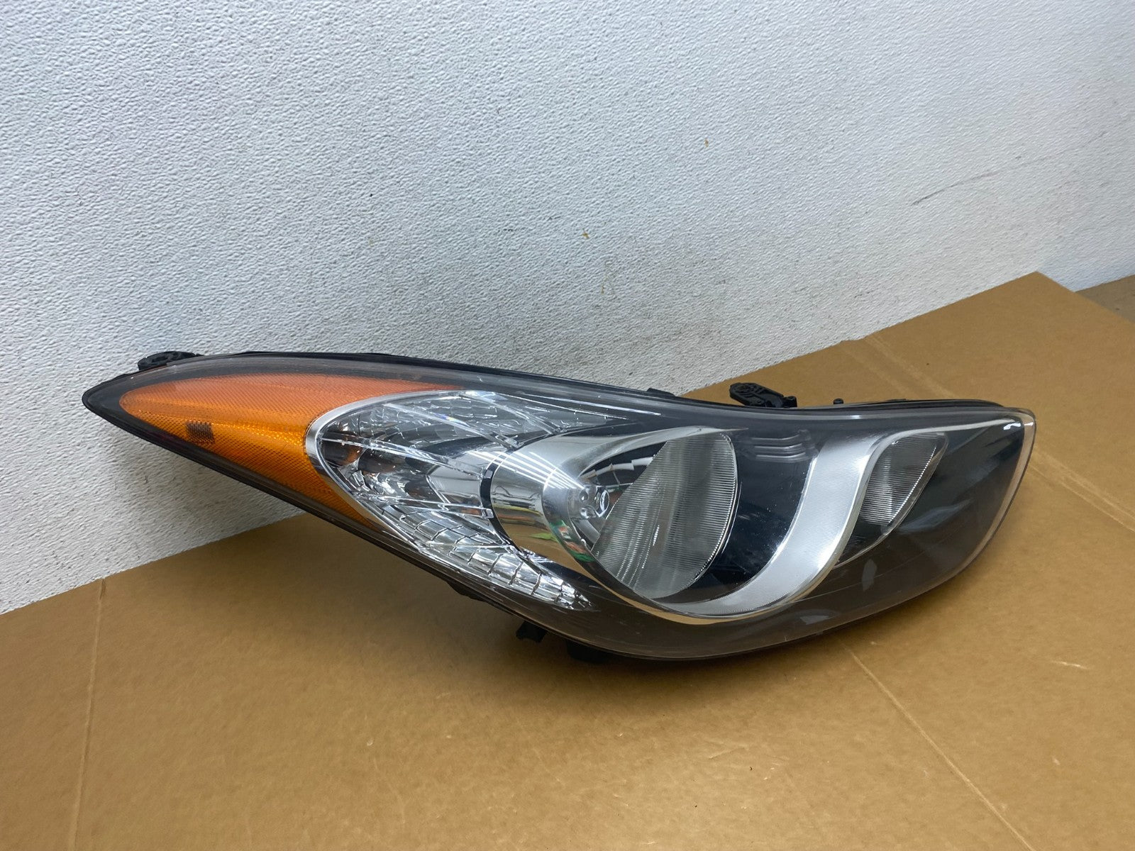 2011 2012 2013 Hyundai Elantra Right Passenger Headlight AD8901 DW2