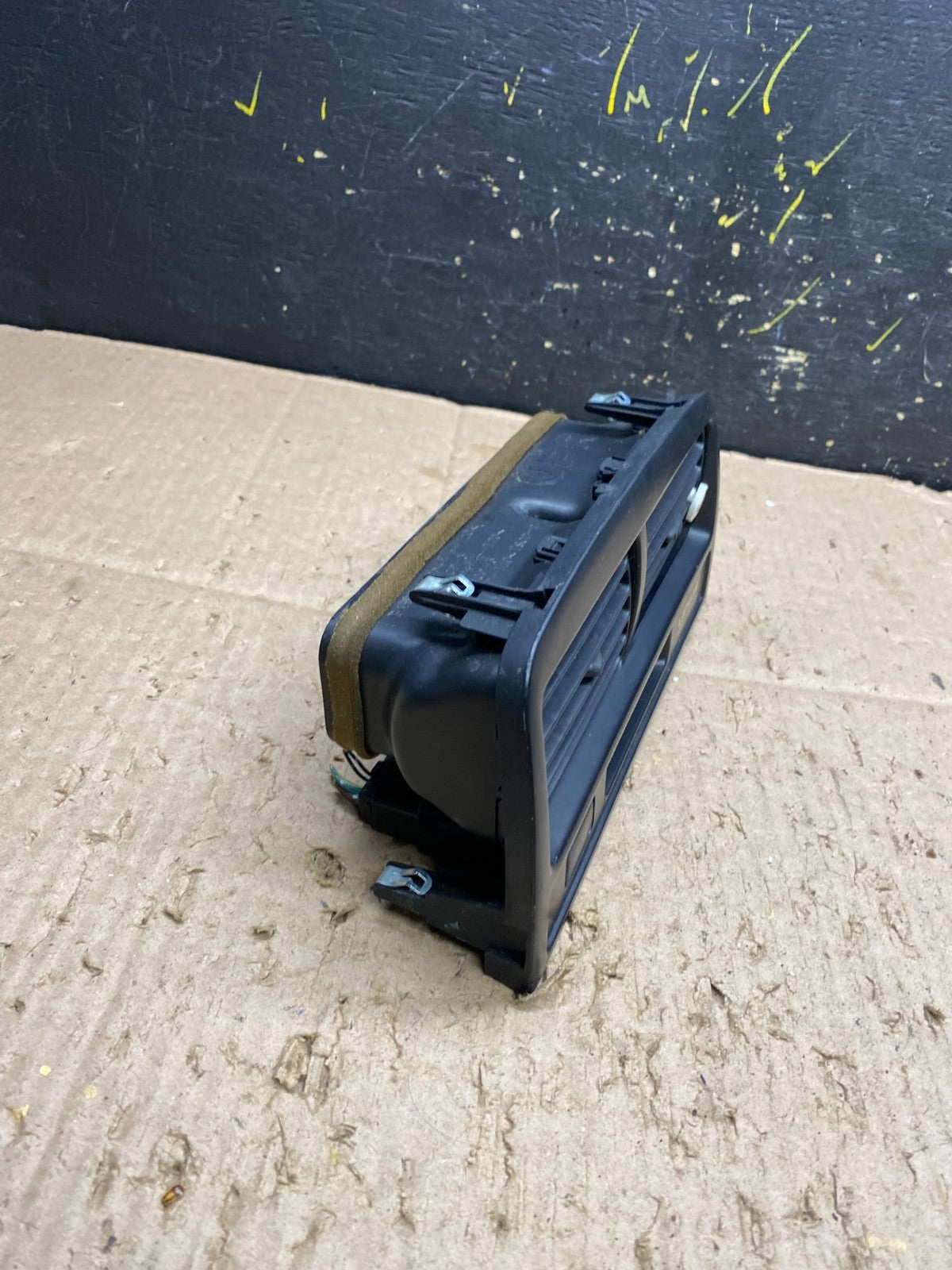 1997 to 2001 Lexus ES330 ES300 Front Center Side Air Vent Y8012  DG1