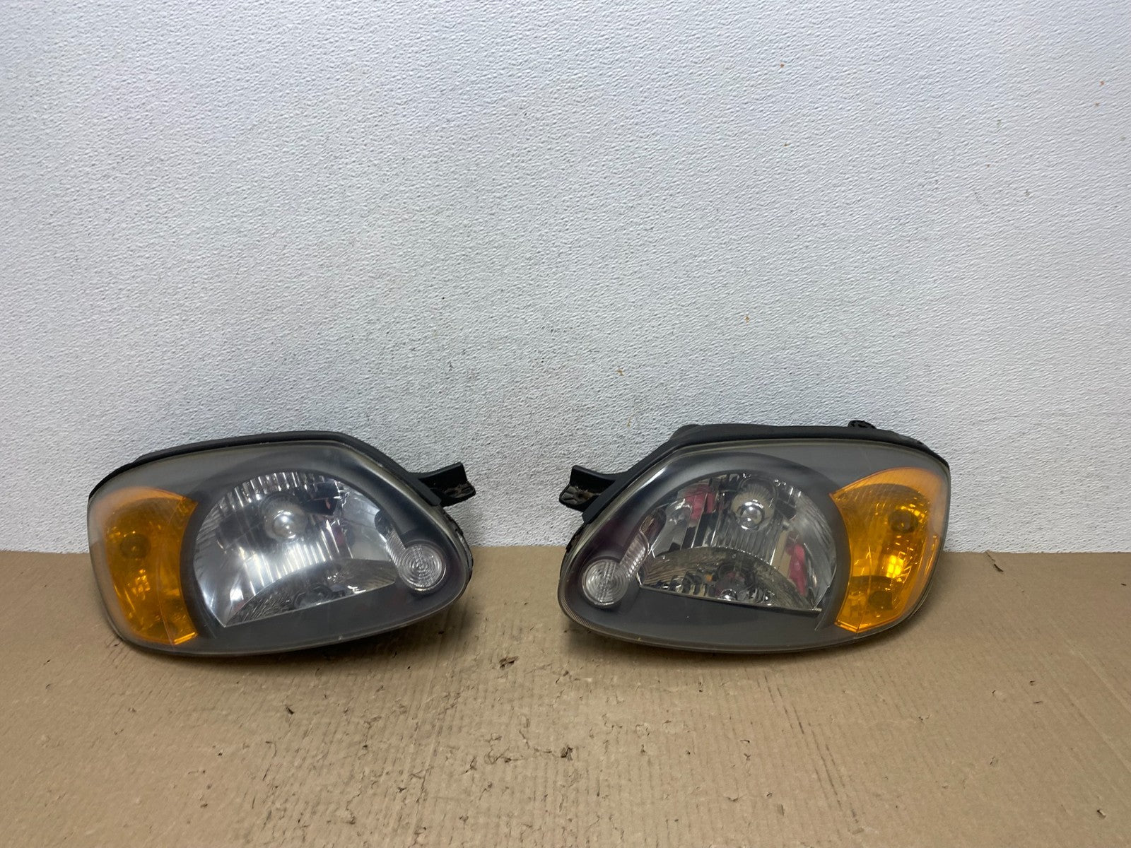 2003 to 2006 Hyundai Accent Left+Right Halogen Headlights AF2824 DW0