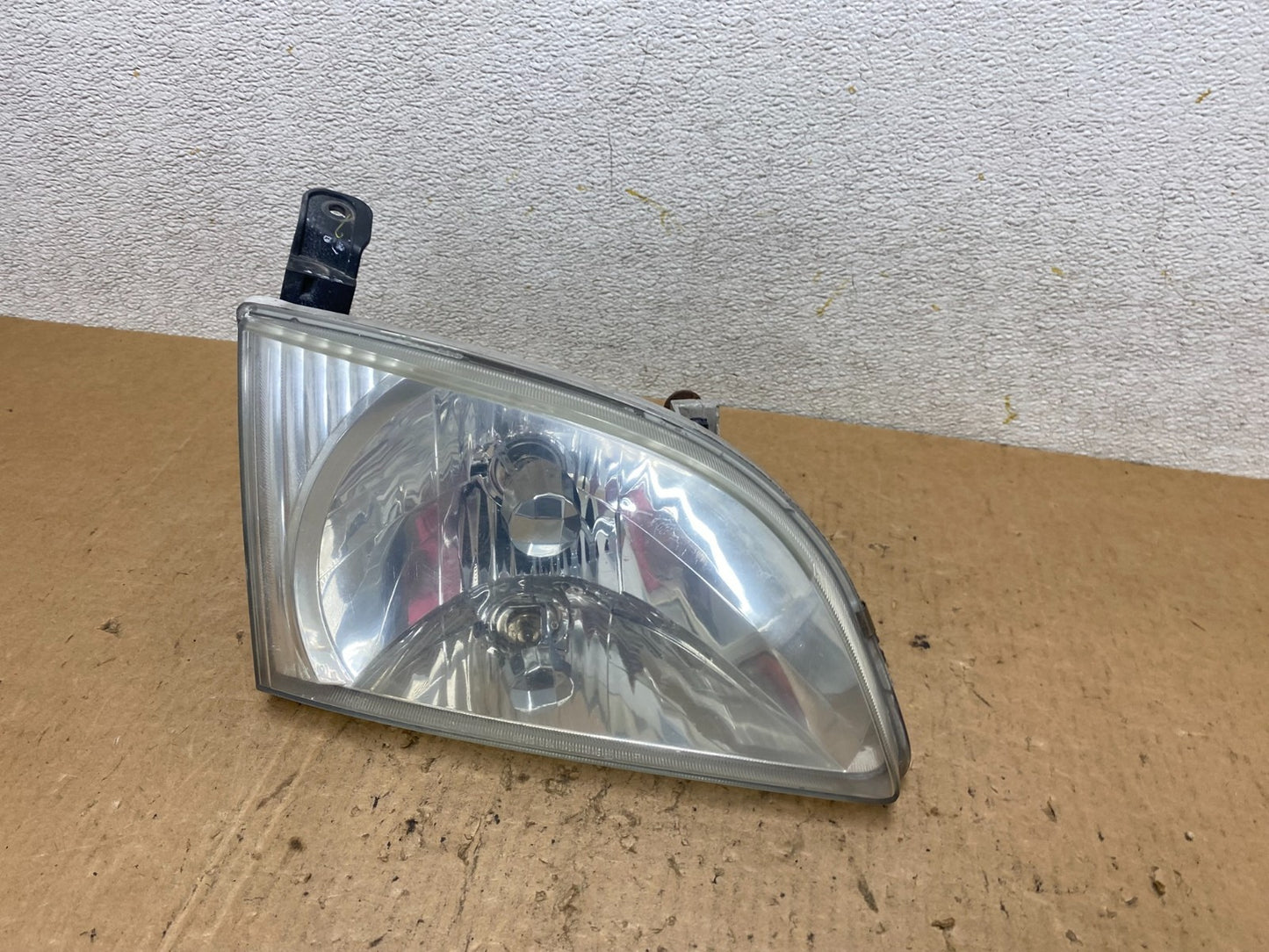 2001  to 2003 Toyota Sienna Right Passenger Side Headlight OEM Q7867 DW1
