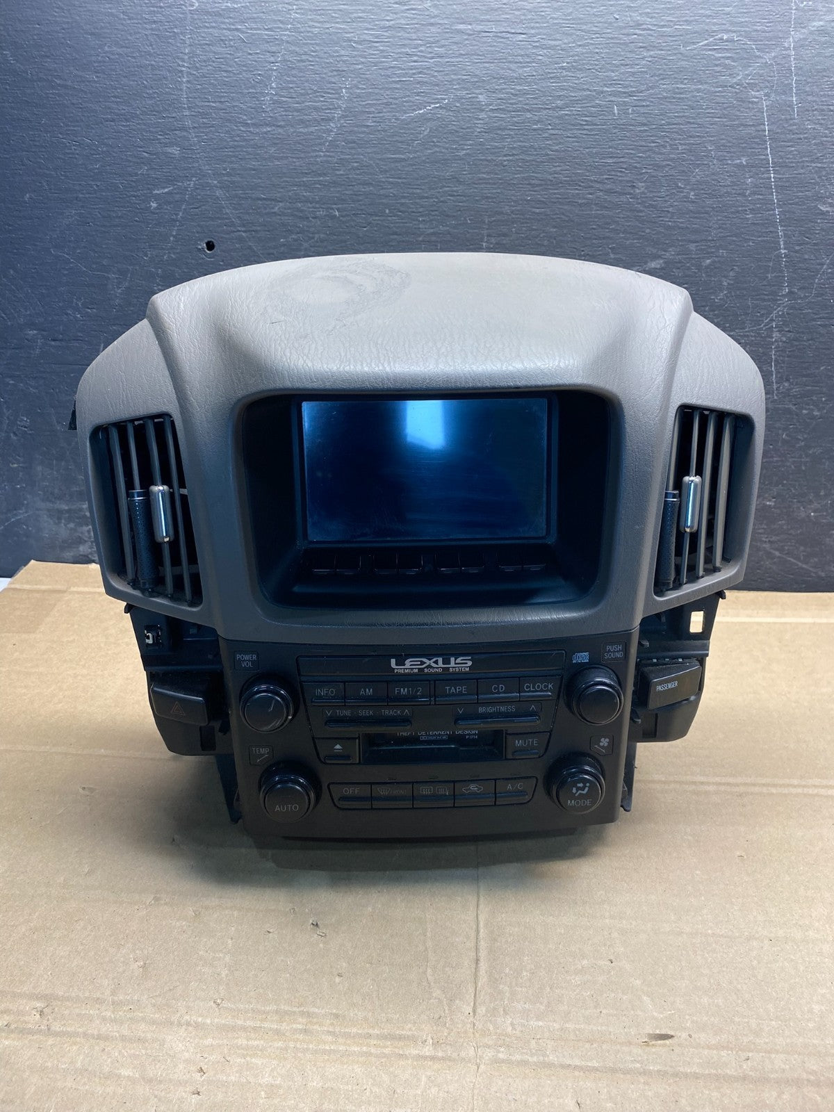 2001 to 2003 Lexus Rx300 Radio Receiver Head Unit + Bezel Surround AE9879 DW0