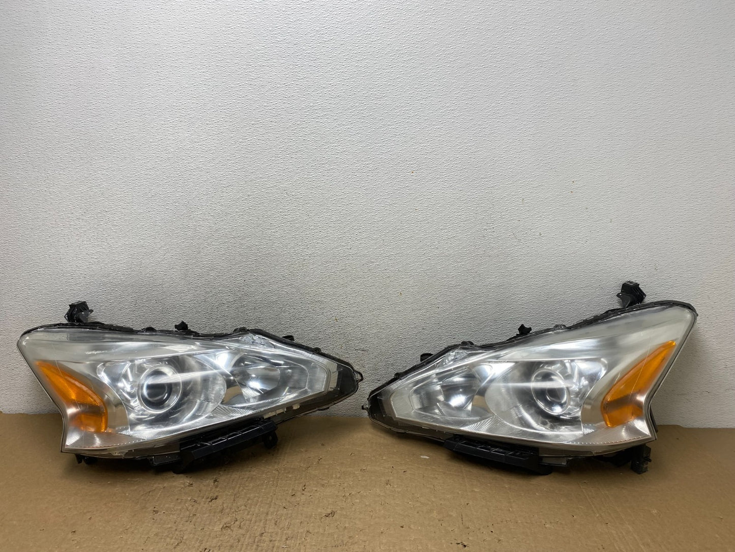 2013 to 2015 Nissan Altima Left+Right Side Set Halogen Headlights AF8192 DW0