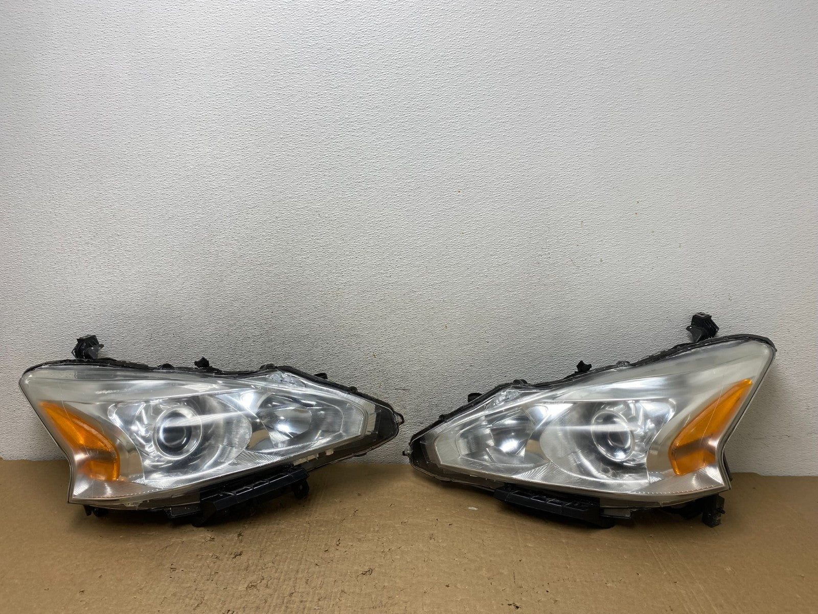2013 to 2015 Nissan Altima Left+Right Side Set Halogen Headlights AF8192 DW0