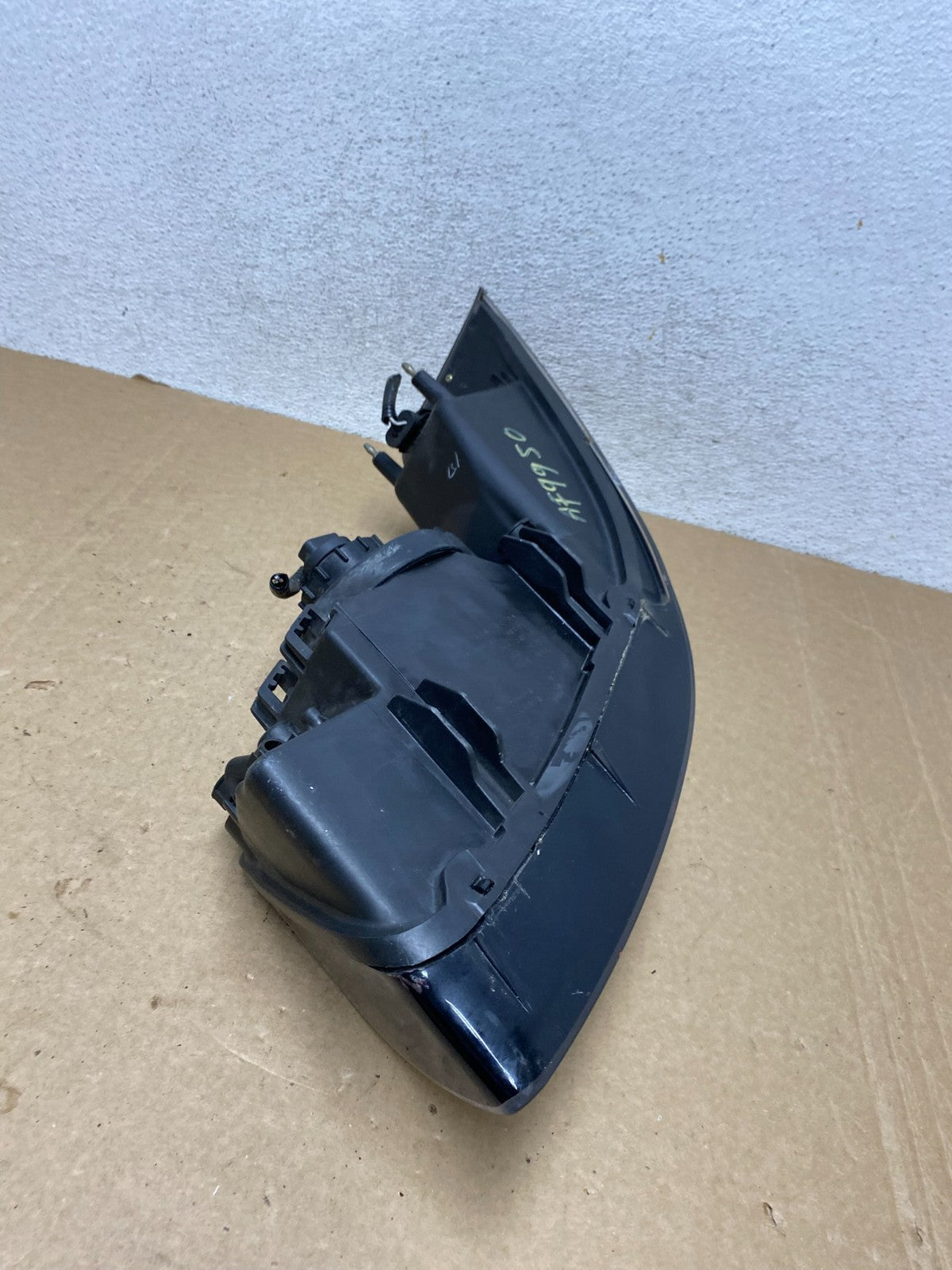 1999 to 2004 Ford Mustang Right Passenger RH Side Headlight AF9950 DW9