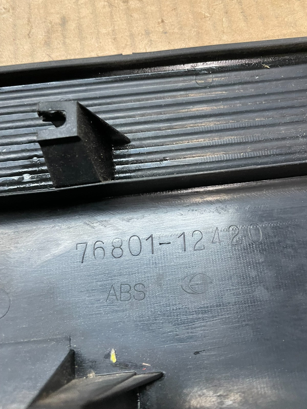 1993-1996 Toyota Corolla  Sedan Rear Center Garnish Panel 76801-12420 Y6513 DG7