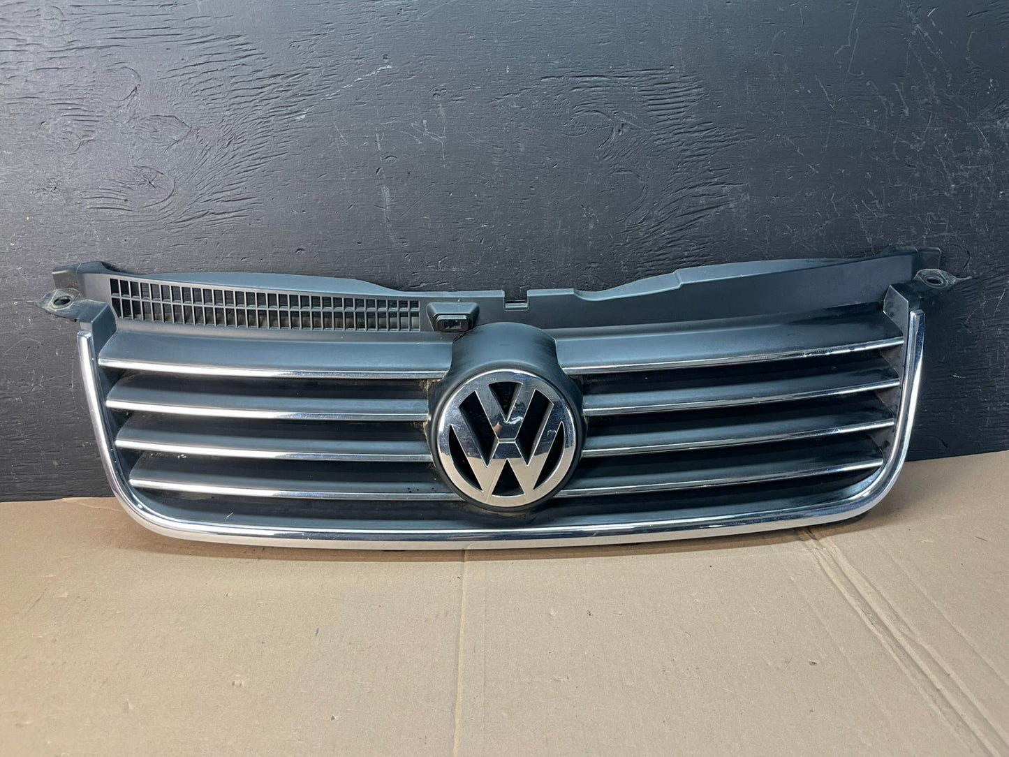 2001 to 2005 Volkswagen Passat Front Upper Grill Grille AD8365 DG0