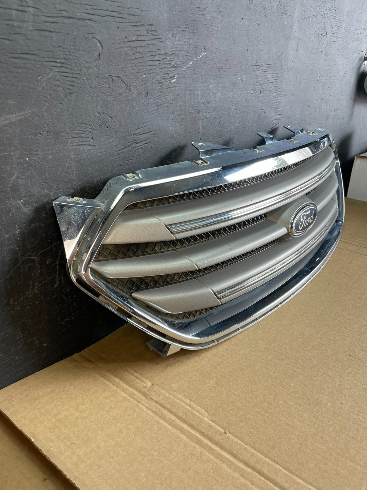 2013 to 2019 Ford Taurus Front Upper Grill Grille AC9930 DW2