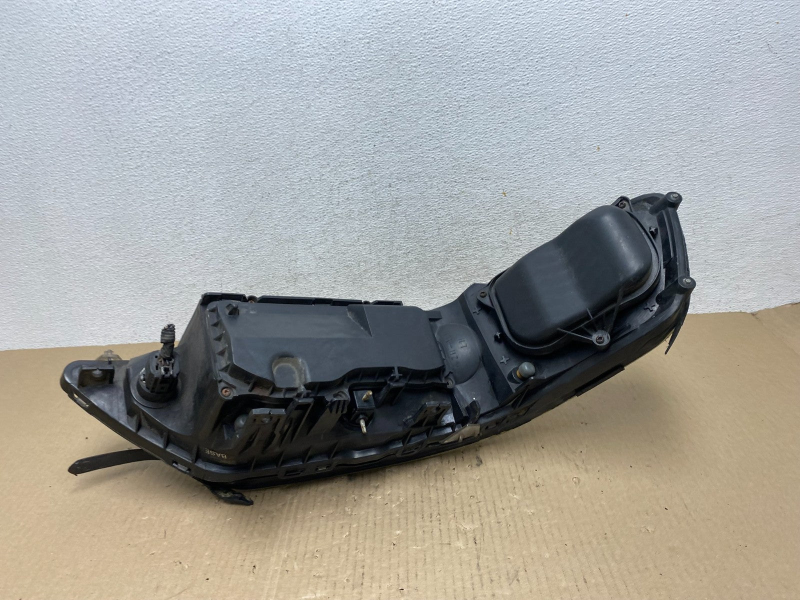 2005 to 2011 Lincoln Town Car Left Driver LH Side Headlight AE7025 DW5