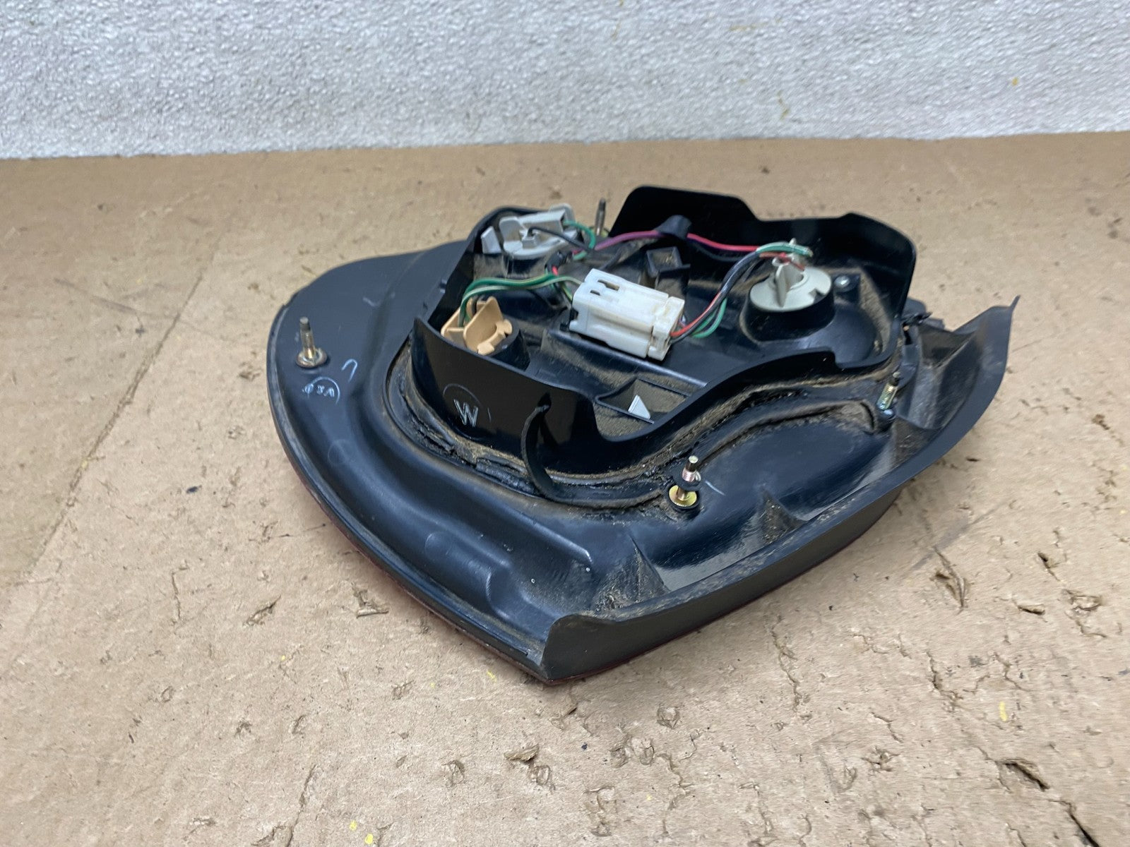2000 to 2001 Nissan Maxima Left Driver Lh Side Tail Light OEM X2277 DW6