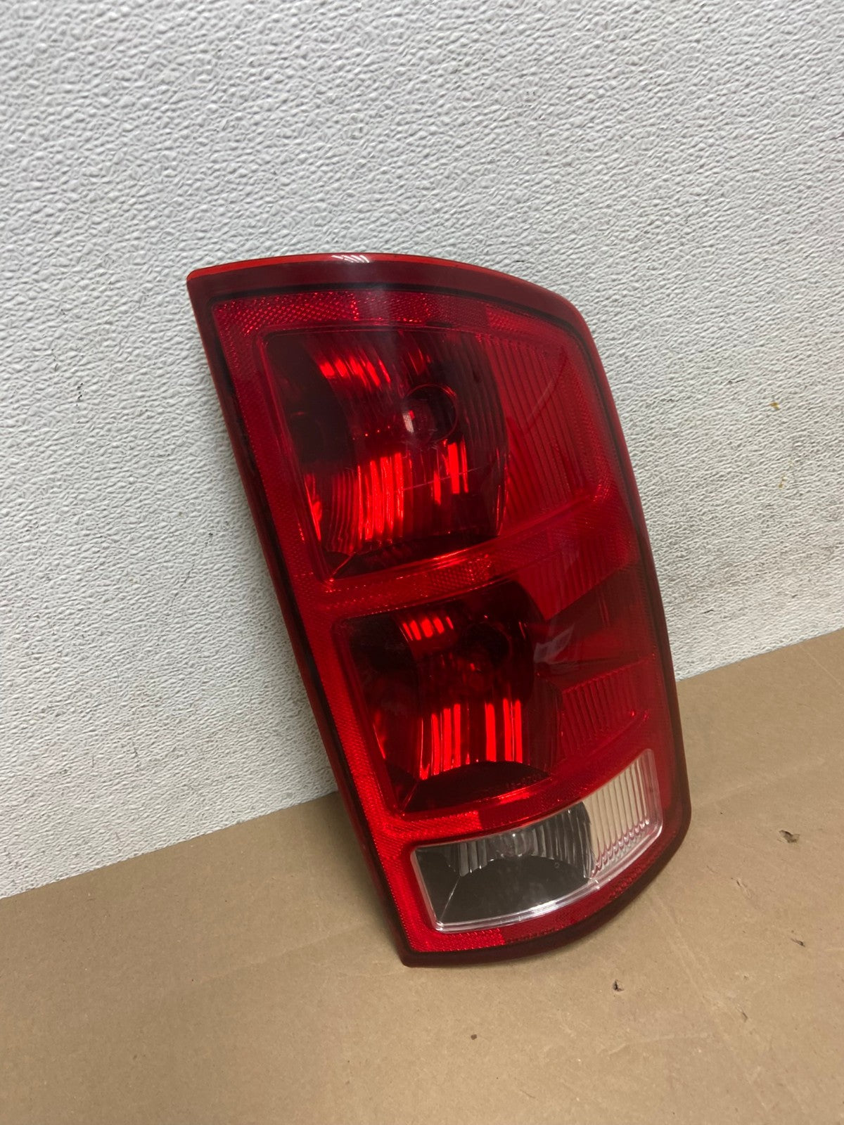 2002 to 2006 Dodge Ram 1500 Right passenger Rh side Tail Light AE4900 LK2
