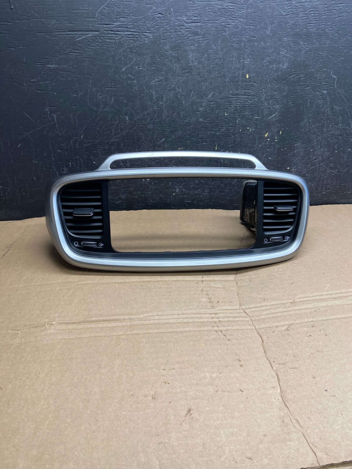2016 - 2018 Kia Sorento Center Console Radio Air Vent Bezel Trim af1829 DG0