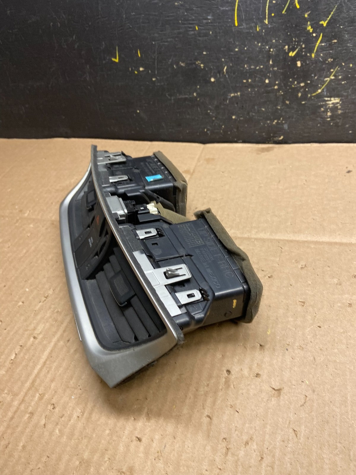 2013 to 2015 Nissan Sentra Air Vents Top Dash Center W/Hazzard Switch Y2401 DG2