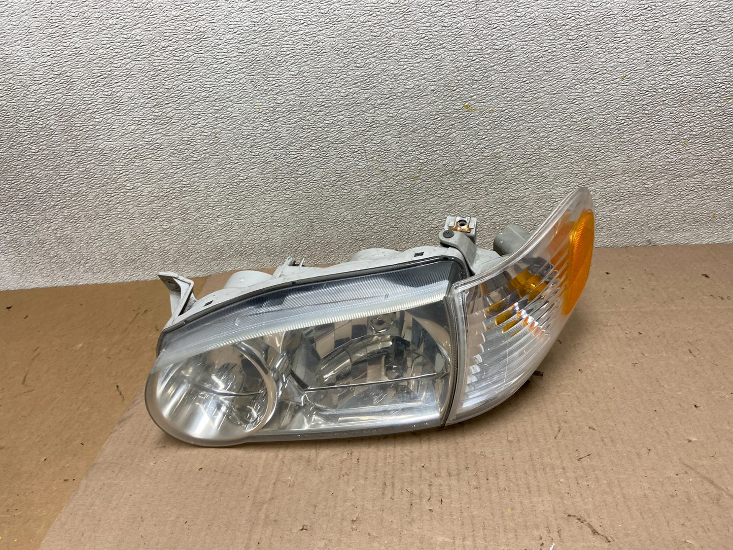2001 2002 Toyota Corolla Left Driver LH Side Halogen Headlight Oem AA0402 DW0