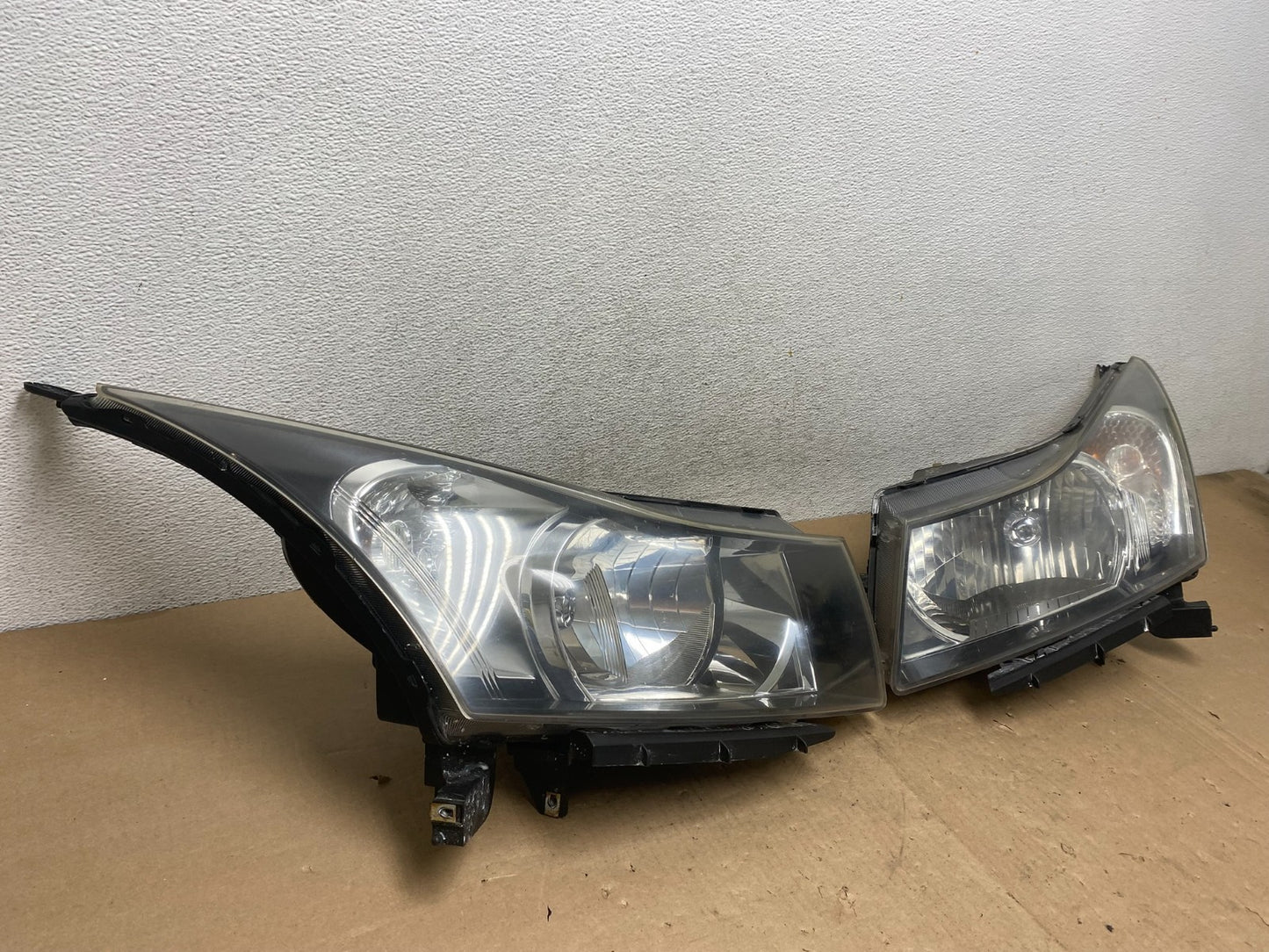 2011 to 2015 Chevrolet Cruze Halogen Left+Right Set Headlights AG4762 DW1