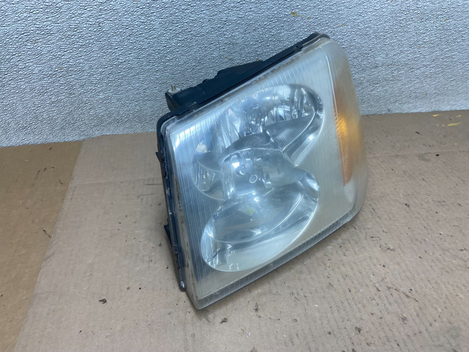2002 to 2009 Gmc Envoy Left Driver Lh Side Headlight Halogen Oem AA0607 DW2