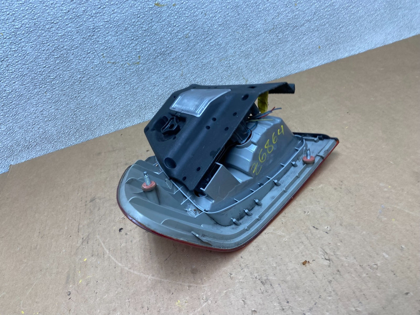 2002 -  2005 BMW 3 E46 Series Right Passenger RH Side Tail Light Z6864 DW4