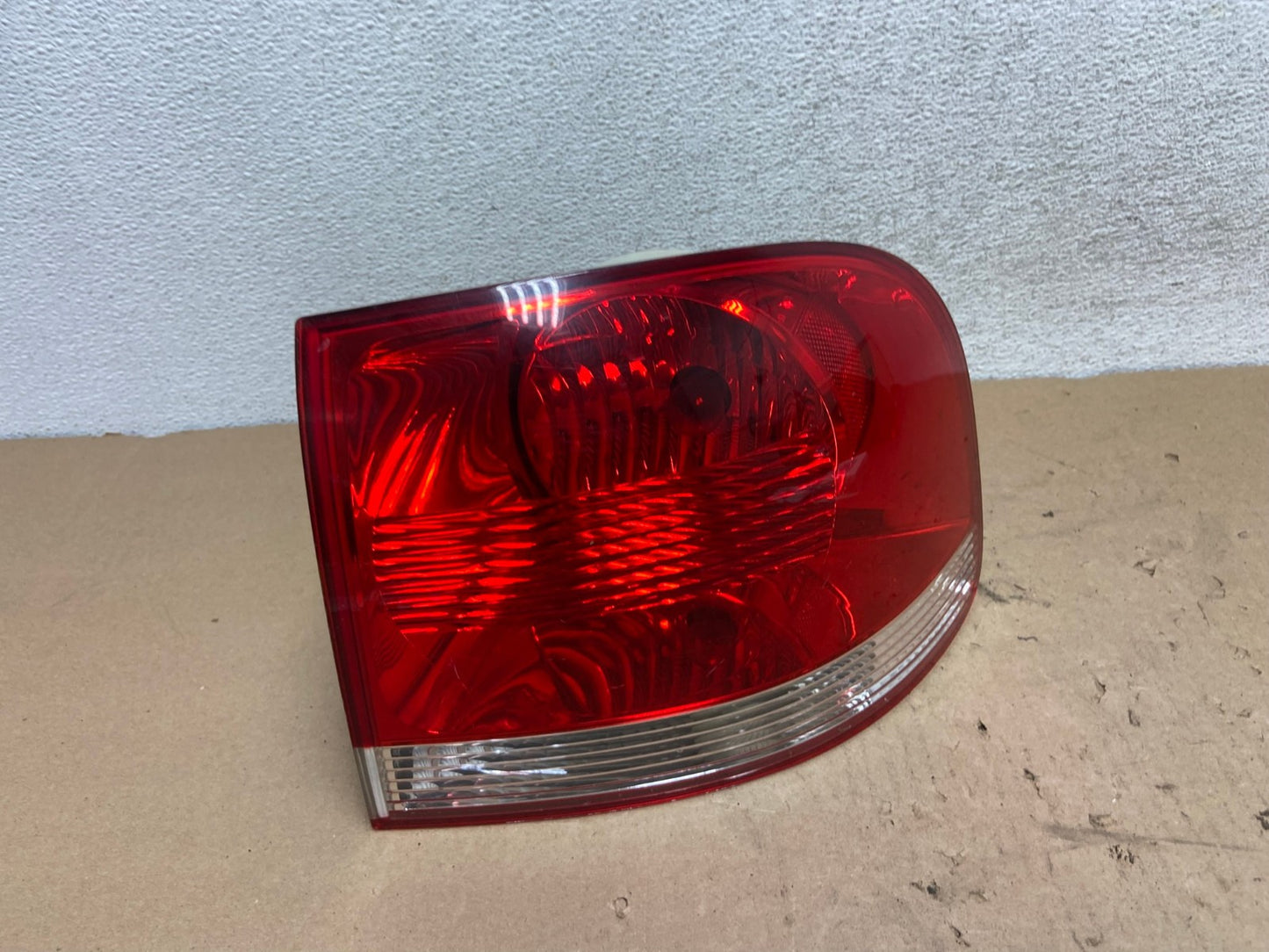 2004-2007 Volkswagen Touareg Right Passenger Side Rh Tail Light AG4186 LK0