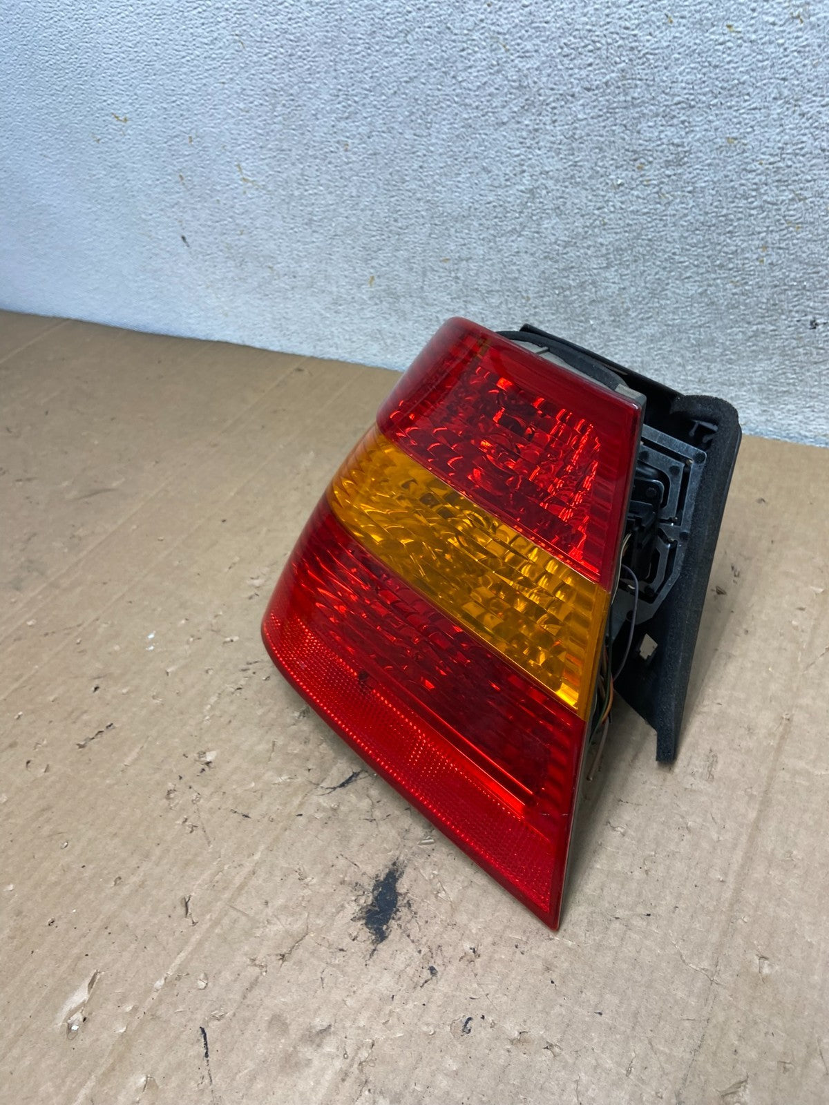 2002 - 2005 BMW 3 E46 Series Left Driver Side Lh Tail Light AI9063 LK1