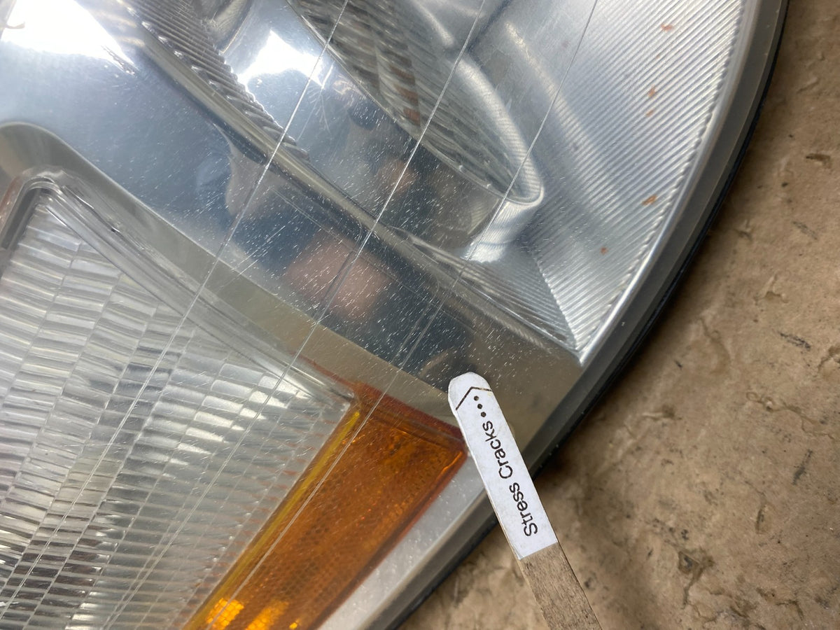 2005 to 2011 Lincoln Town Car Right Passenger Rh Side Headlight AG1156 DW4