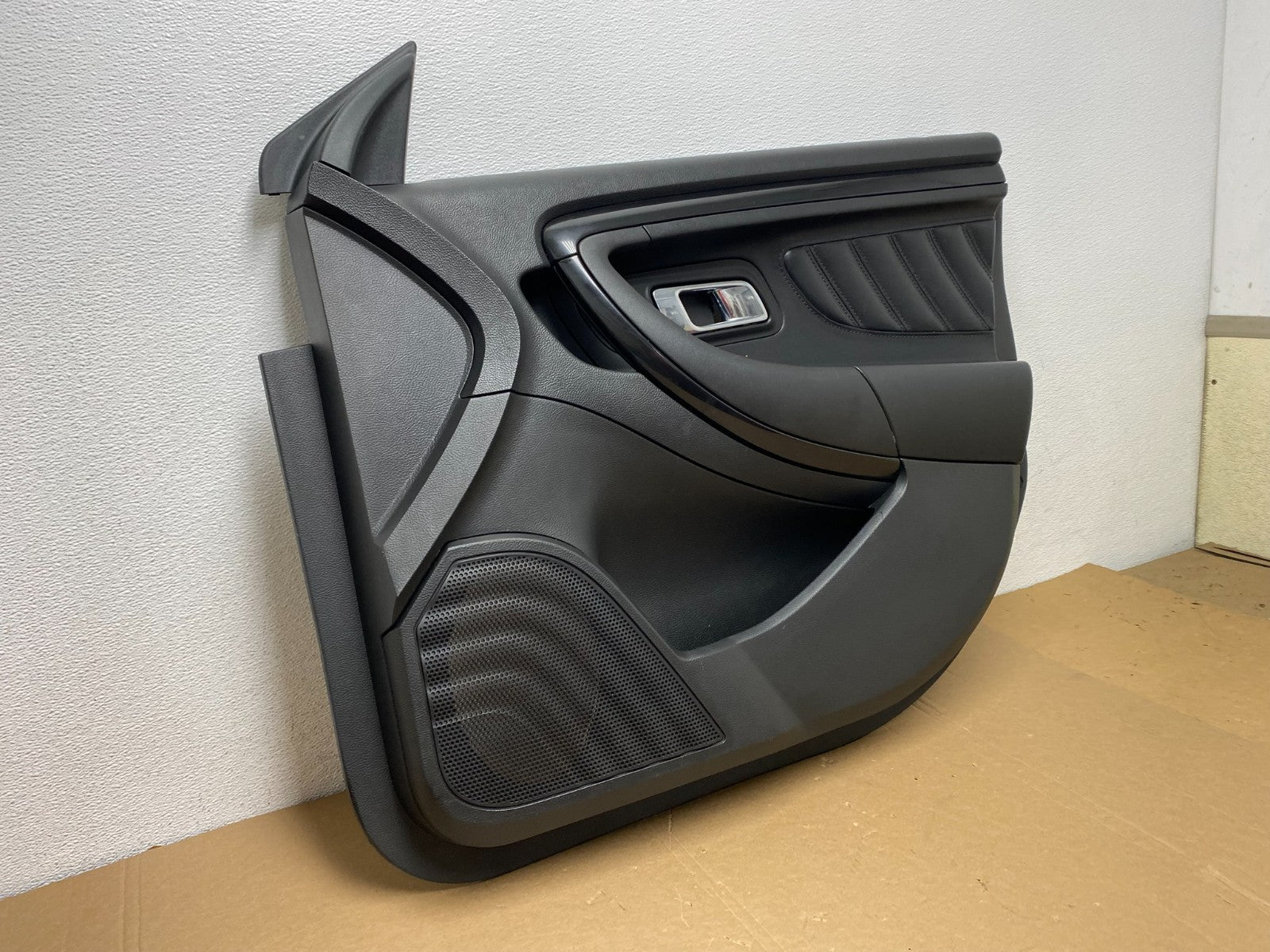 2013 - 2019 Ford Taurus Front Right Passenger Side Door Trim Panel AD7866 DW2
