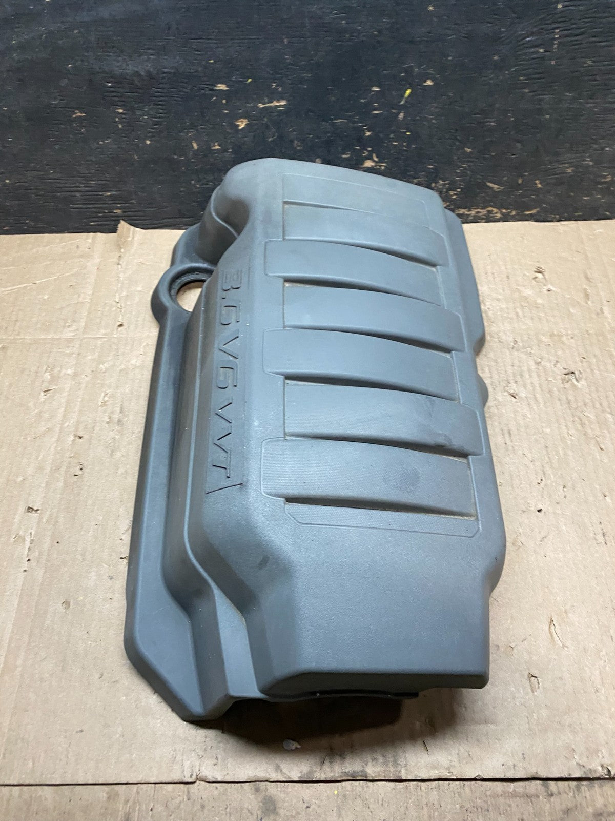 2007 to 2012 GMC Acadia 3.6L VVT Engine Cover Shield U0261 DG2