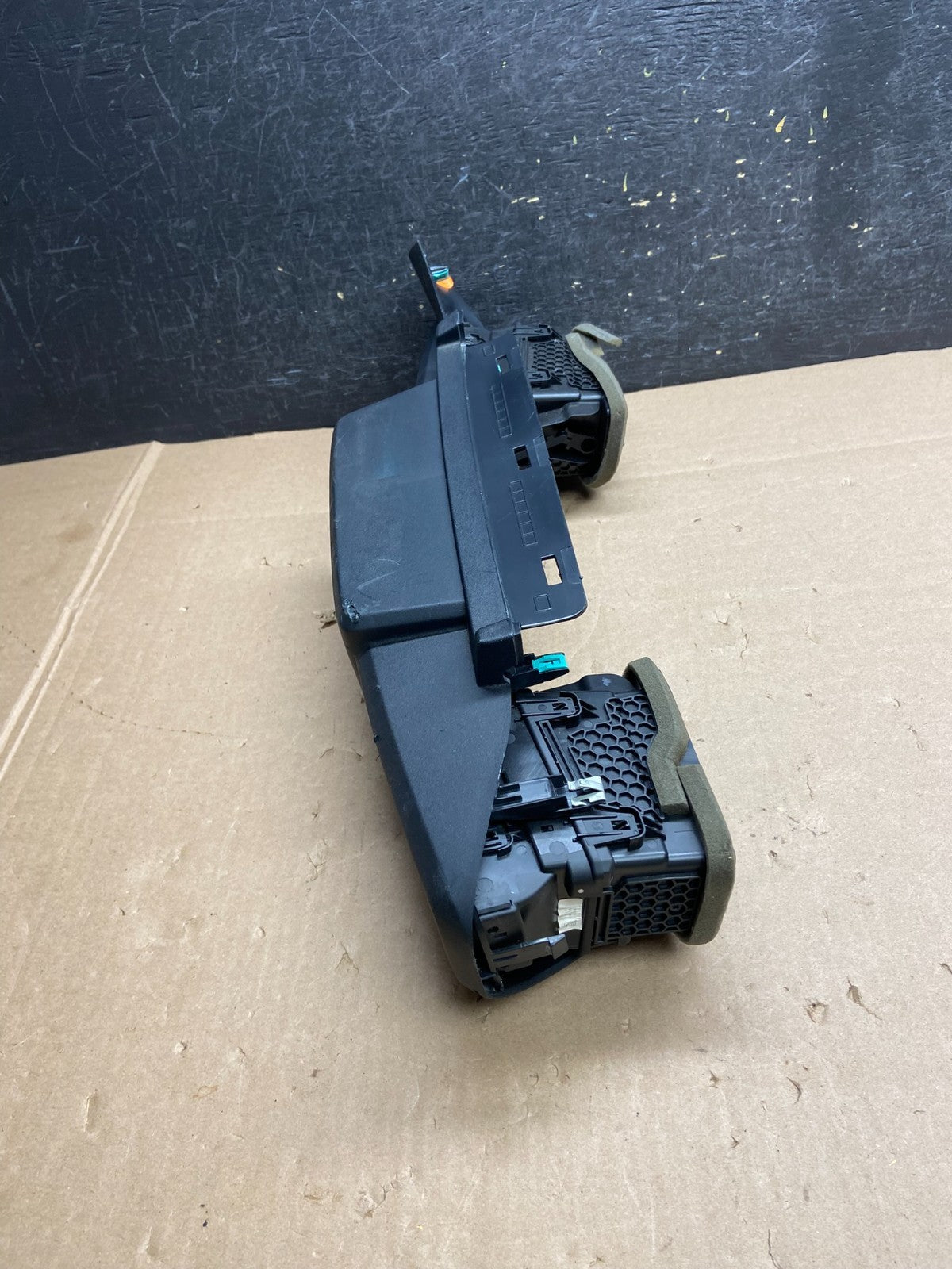 2020 to 2023 Ford Explorer Console Radio Display Screen Air Vents ai6346 DG2
