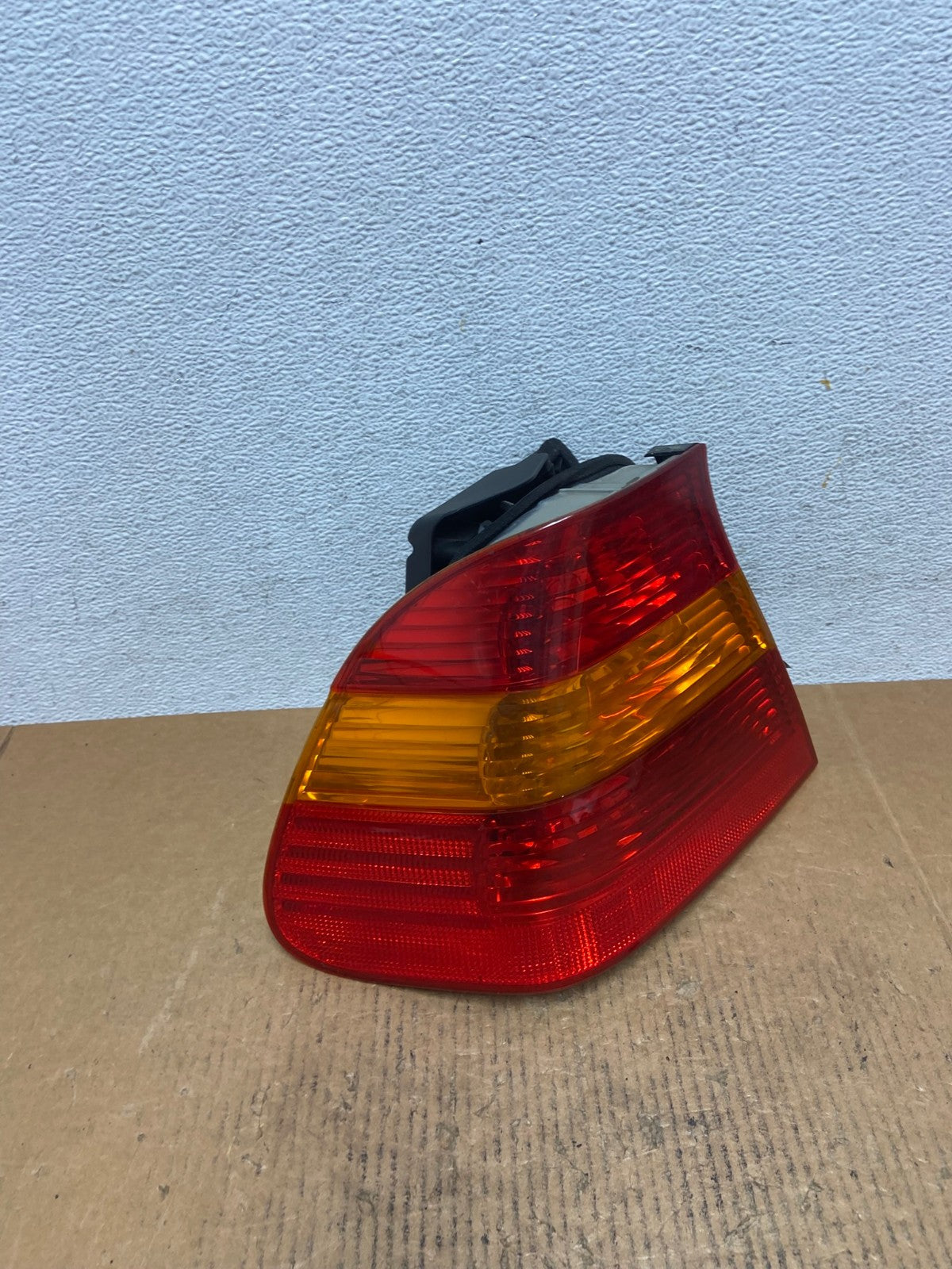 2002 - 2005 BMW 3 E46 Series Left Driver Side Lh Tail Light AE0198 LK2