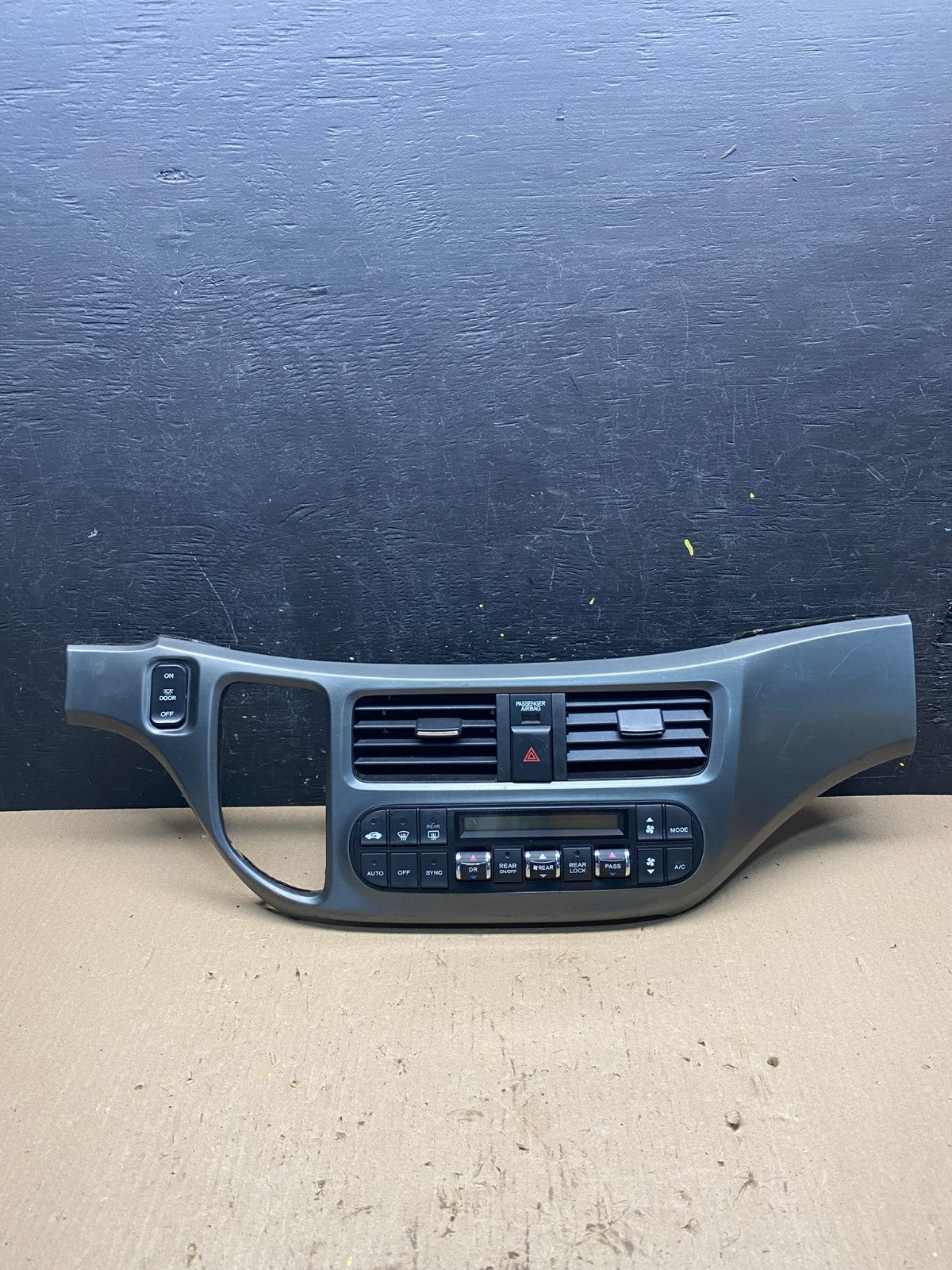 2005 to 2010 Honda Odyssey  Radio Climate Control Dash Trim Bezel Q7067 DG0