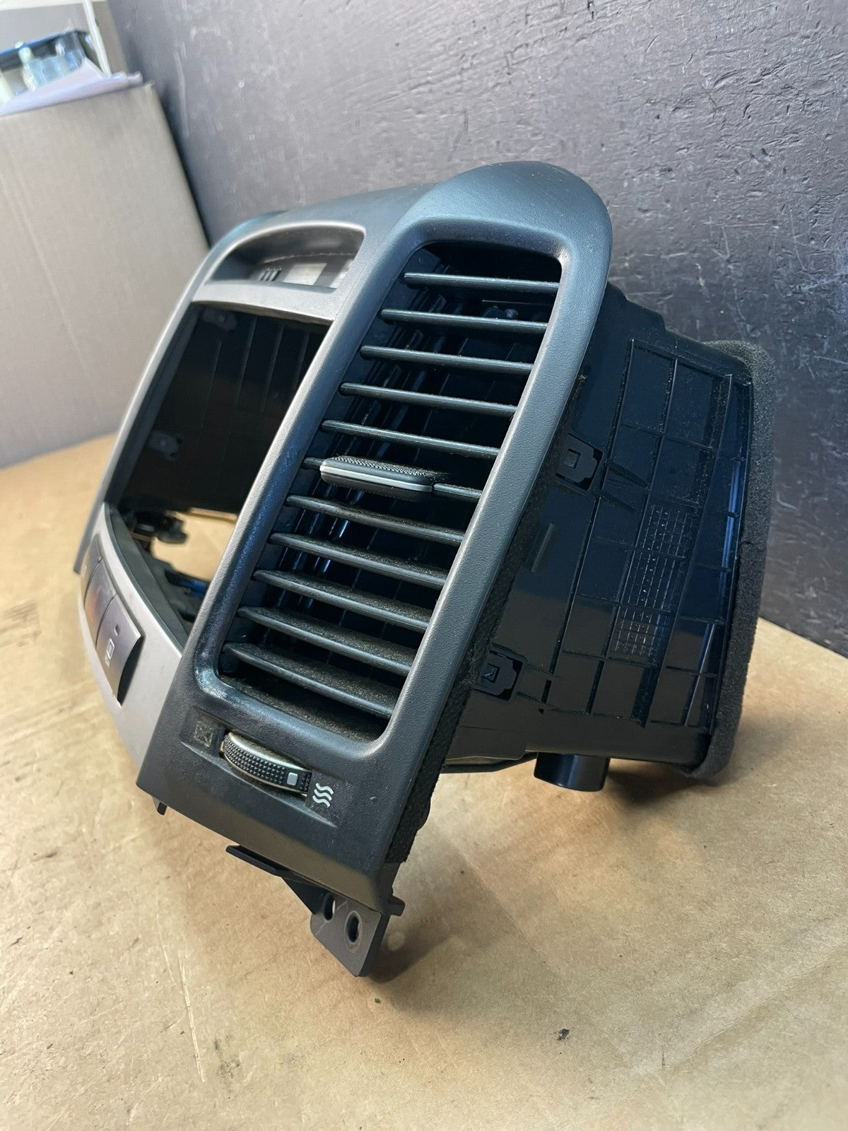 2007 to 2009 Hyundai Santa Fe Center Dashboard Radio Bezel Trim ac5189 DG2