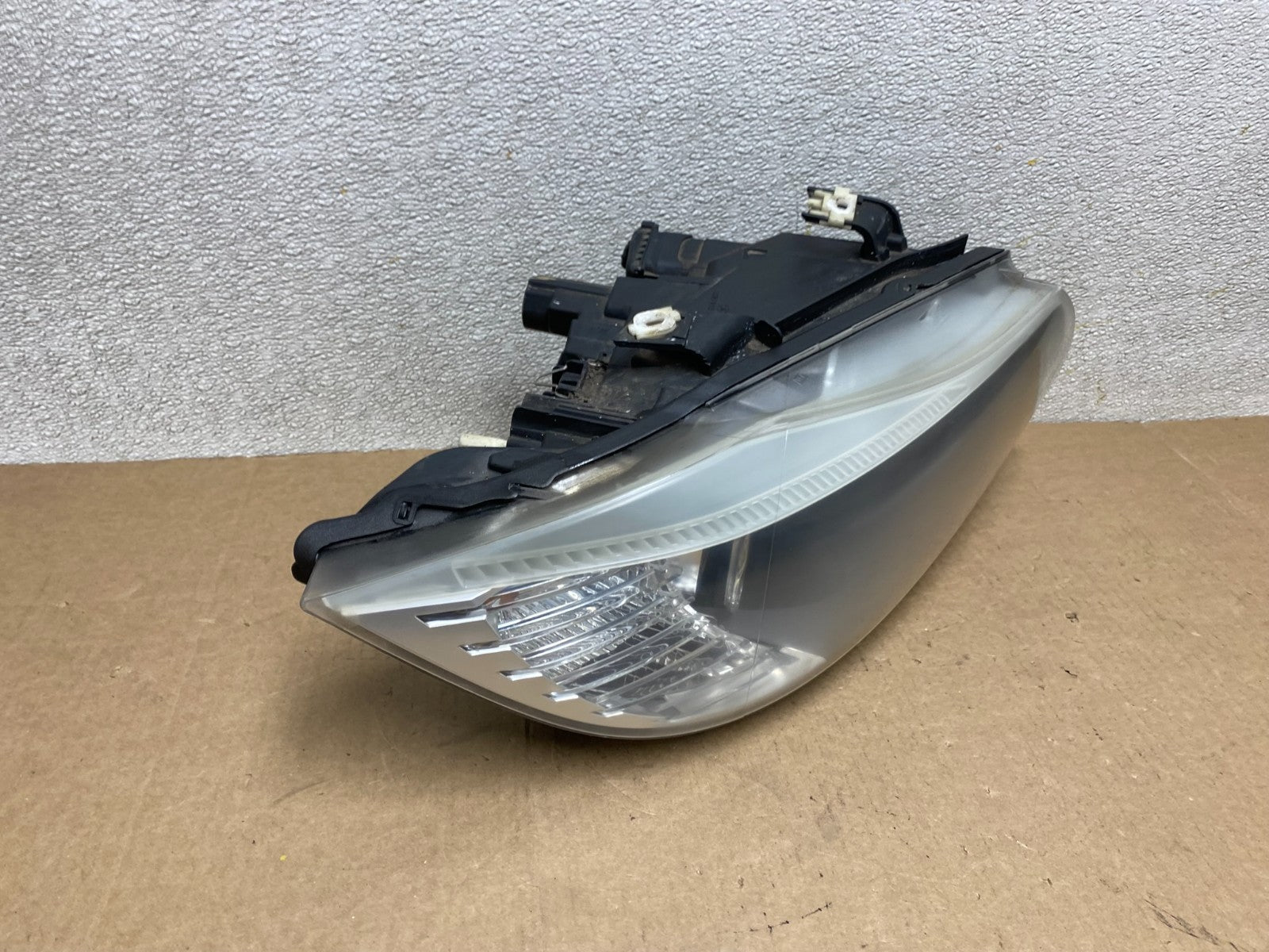 2009-2011 BMW 3 Series 328i 4/D Sedan Headlight Halogen Right Passenger W8476 DW2