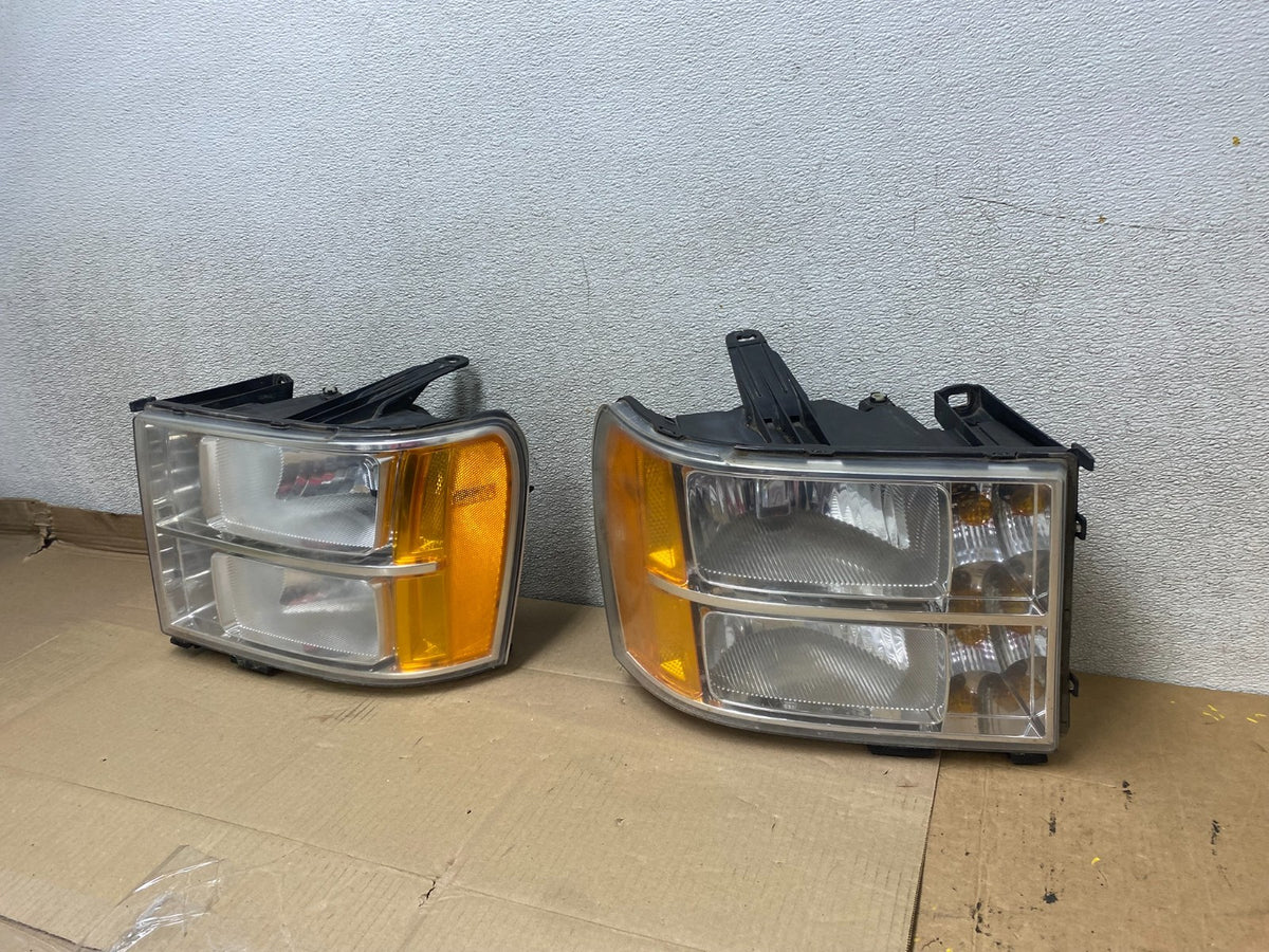 2007 - 2014 GMC Sierra Left+Right Side Halogen Headlights U2773 DW1