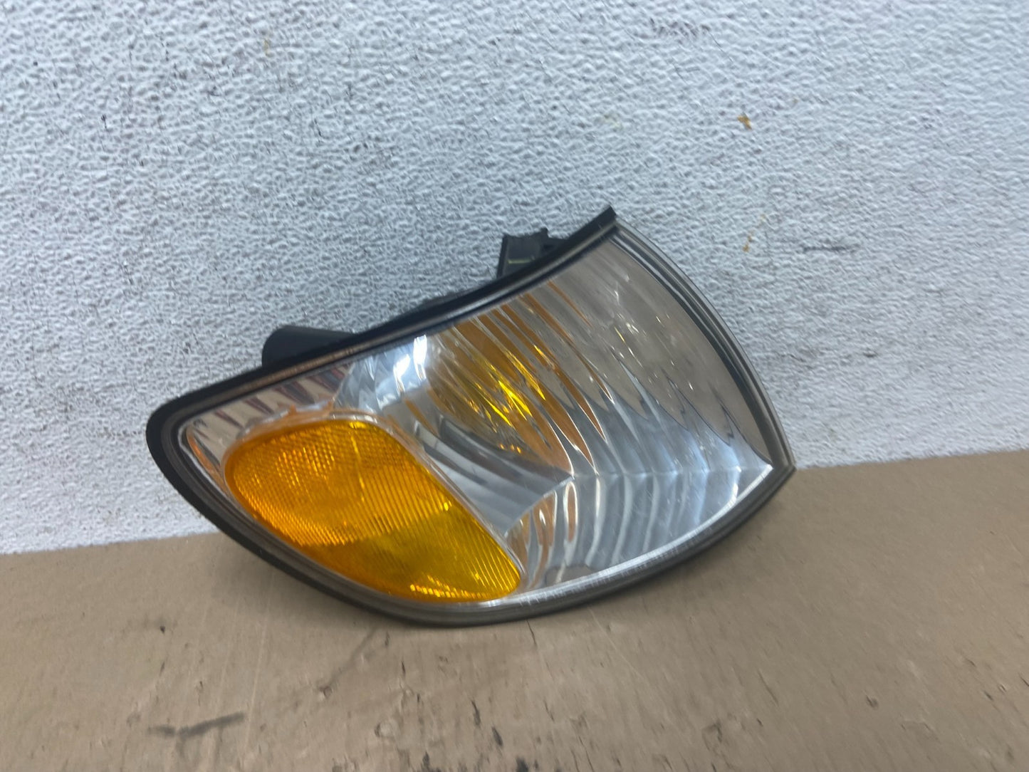 2001 to 2003 Toyota Sienna Turn Signal Right Passenger RH Lamp AF7039 DW0