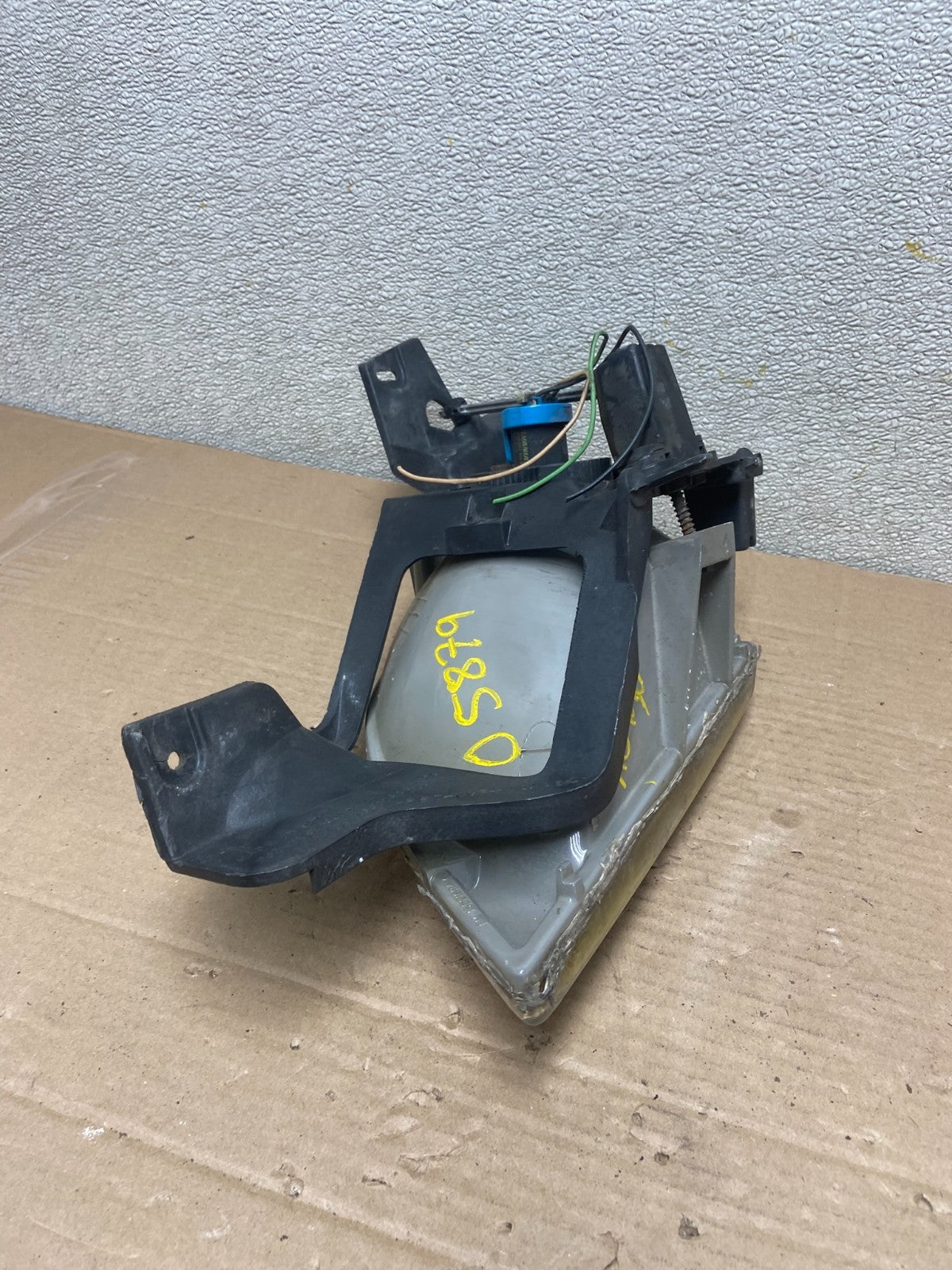 1997 to 2005 Chevrolet Venture Montana Right Passenger RH Headlight AA8749 DG9