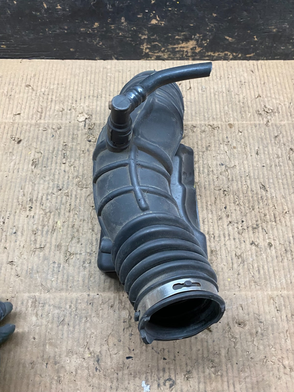 2009-2012 Ford Flex Taurus Lincoln Mks Air Hose  Duct Tube OEM t9795 DG6