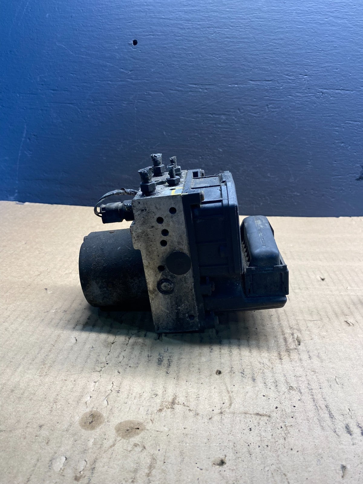 2002 to 2005 BMW X5 ABS Anti-Lock Brake Pump Module OEM AB7404 DG2