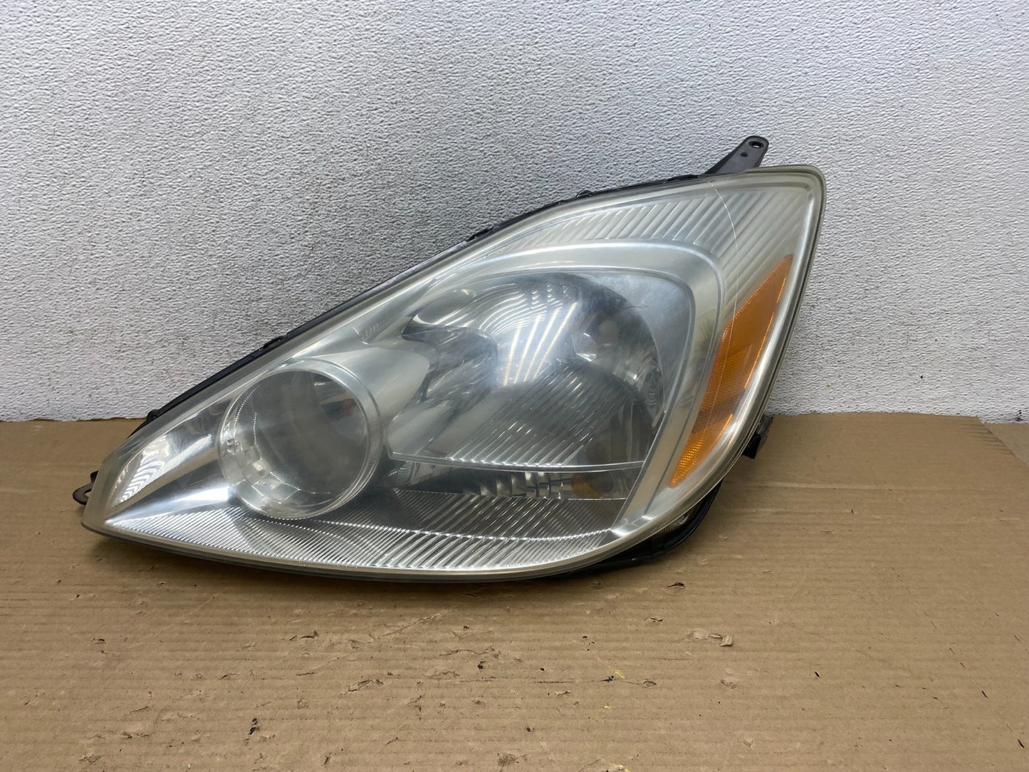 2004-2005 Toyota Sienna Left Driver LH Side Xenon Headlight AG8203 DW0
