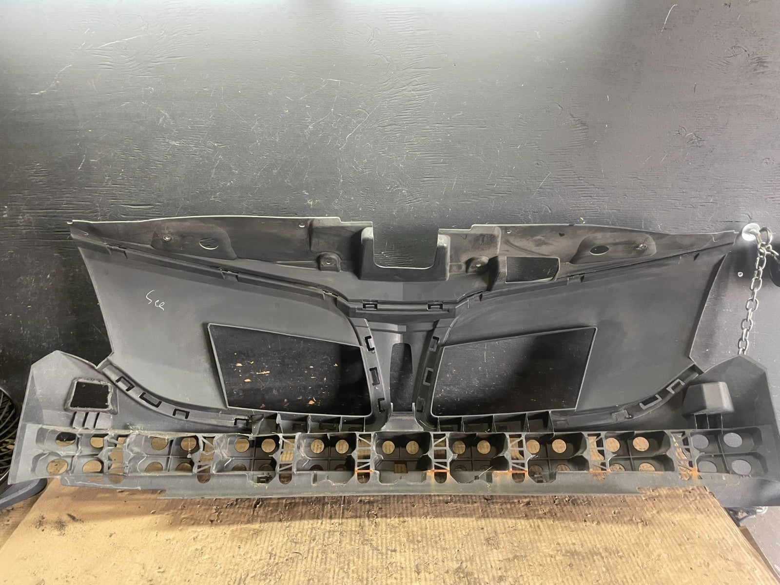 2013 to 2016 Lincoln MKT Grill Grille Support Panel OEM R7231 DG3