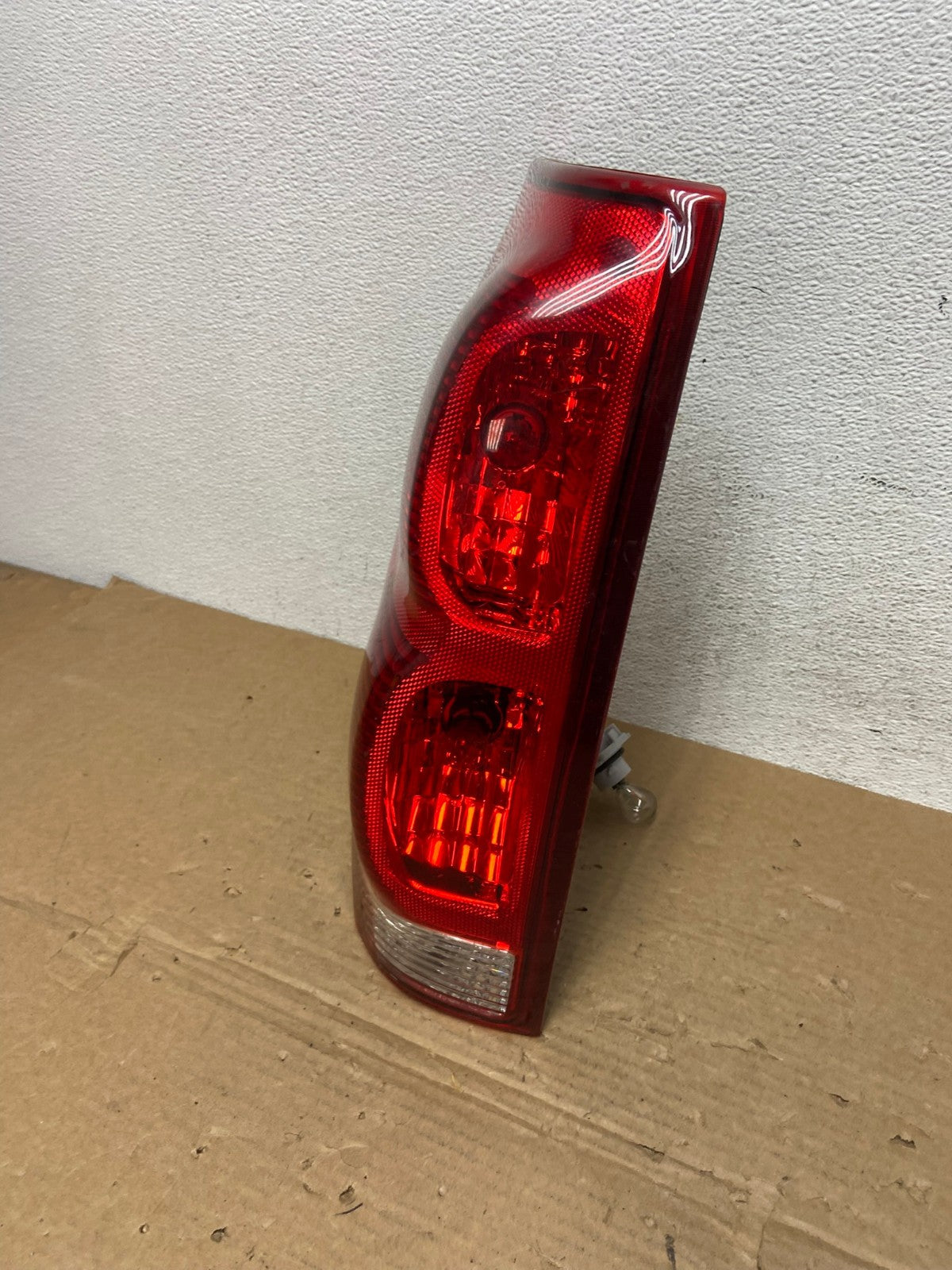 2002 to 2006 Chevrolet Avalanche Left Driver LH Tail Light AD4008 LK1