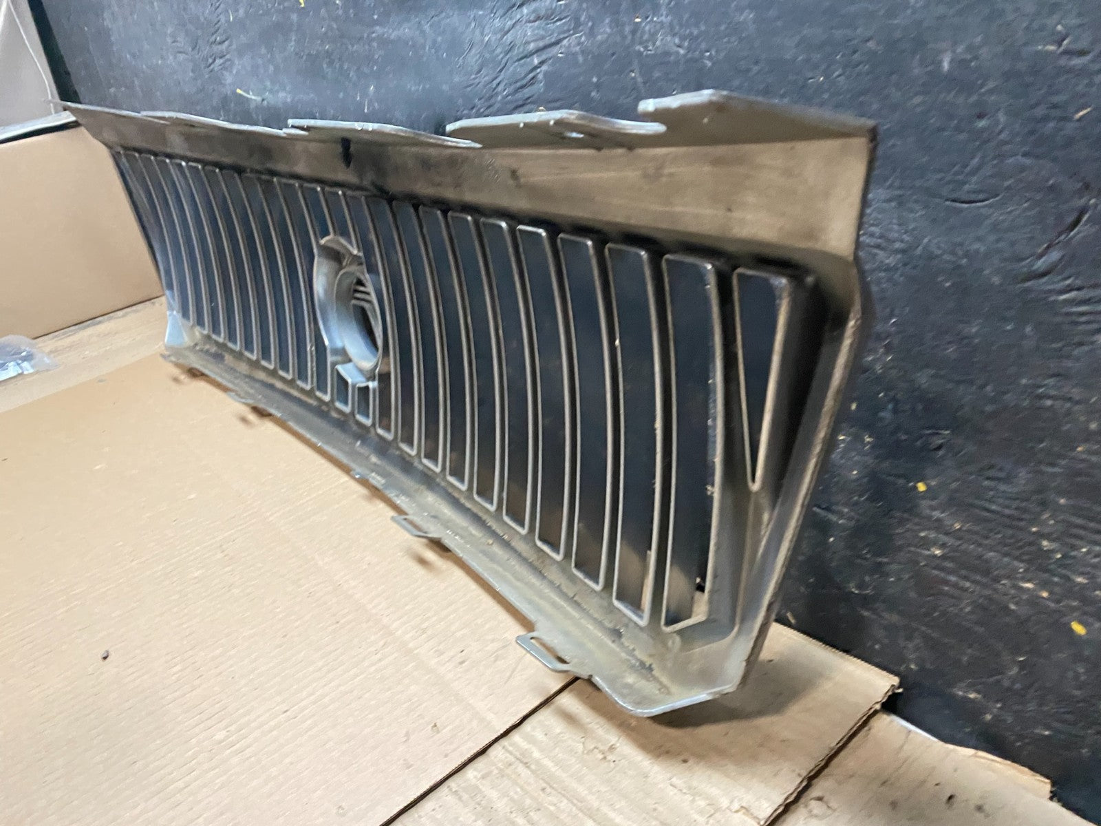 2002 to 2005 Mercury Mountaineer Front Upper Grill Grille Oem W5676 DG9