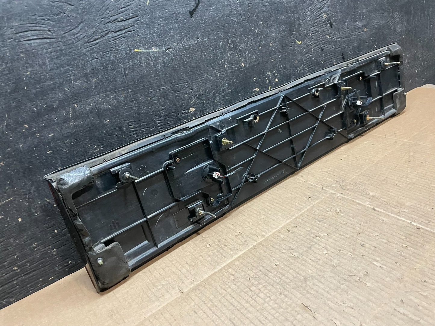 1992 to 1995 Mazda Protege Center Tail Light Tail Panel Y1760 PS5