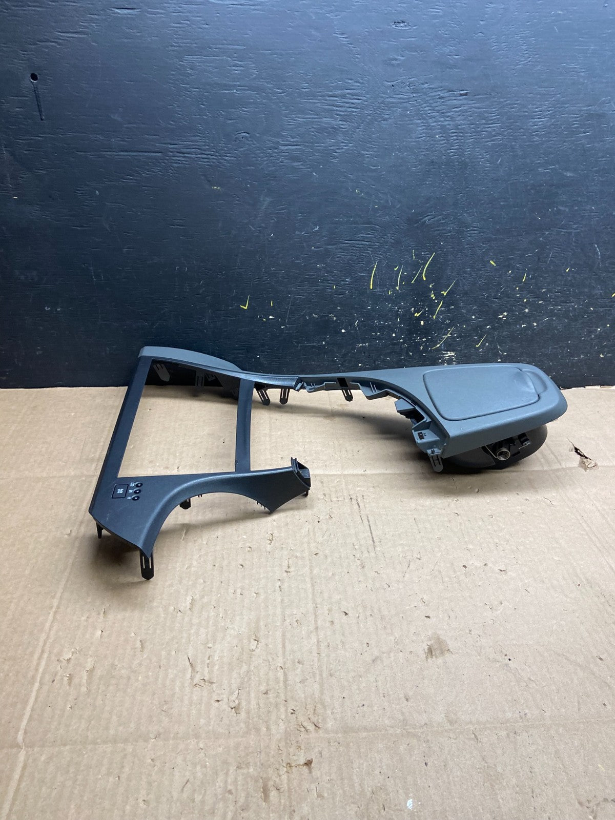 2010 to 2015 Toyota Prius 1.8L Gear Shifter Trim Panel Radio Bezel y2360 G3